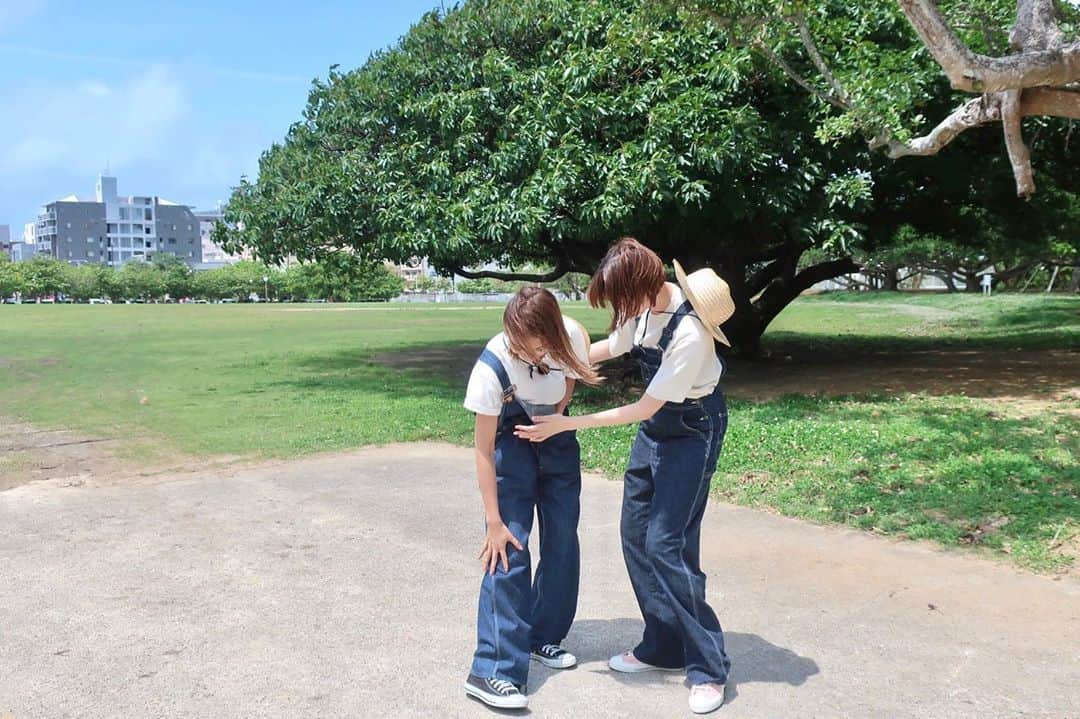 佐藤栞里さんのインスタグラム写真 - (佐藤栞里Instagram)「. カレンちゃんとの初めてのロケは！ バナナマンのせっかくグルメ🍌 inおきなわ〜😎🌺 最高のお天気と優しくて陽気な街の皆さん、 美味しいご飯の素晴らしい三拍子が揃いまして✨ とっても愉快なカレンちゃんで四拍子！ おかげでものすごく楽しい時間を過ごしてきました☺️ スタジオには川田さんも💓 明日19日よる6時30分から放送です🏄‍♂️ #ロケがうまくいきますようにと #はりきって飛んでみたら #カレンちゃんがあっ！！ #足を痛めたのかと思ったら #まさかの裾からマイク😂 #連携プレーで無事キャッチ #幸先が良いです😬☘️ #5コマ漫画」5月18日 22時16分 - satoshiori727