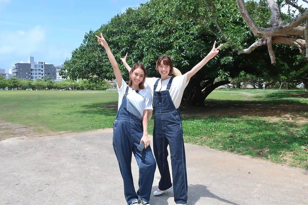 佐藤栞里さんのインスタグラム写真 - (佐藤栞里Instagram)「. カレンちゃんとの初めてのロケは！ バナナマンのせっかくグルメ🍌 inおきなわ〜😎🌺 最高のお天気と優しくて陽気な街の皆さん、 美味しいご飯の素晴らしい三拍子が揃いまして✨ とっても愉快なカレンちゃんで四拍子！ おかげでものすごく楽しい時間を過ごしてきました☺️ スタジオには川田さんも💓 明日19日よる6時30分から放送です🏄‍♂️ #ロケがうまくいきますようにと #はりきって飛んでみたら #カレンちゃんがあっ！！ #足を痛めたのかと思ったら #まさかの裾からマイク😂 #連携プレーで無事キャッチ #幸先が良いです😬☘️ #5コマ漫画」5月18日 22時16分 - satoshiori727