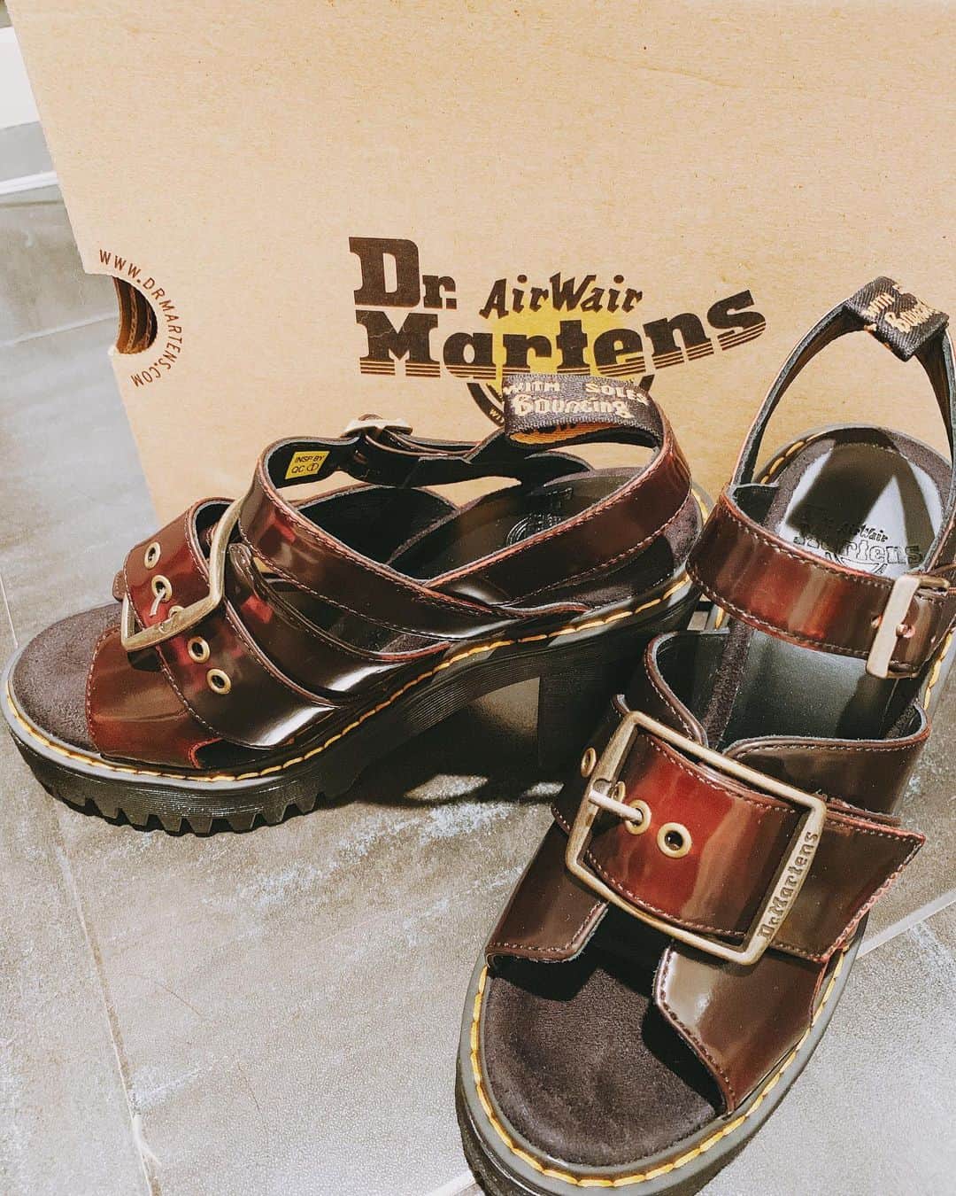 新村あかりのインスタグラム：「マーチン買った💕かわゆす💕  #drmartens」