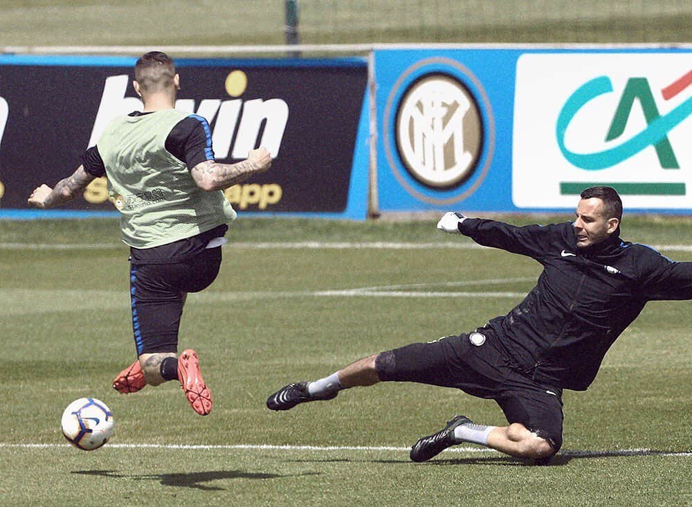 インテルナツィオナーレ・ミラノさんのインスタグラム写真 - (インテルナツィオナーレ・ミラノInstagram)「FINAL PREPARATIONS 👟⚽️💪🏼 #Inter #ForzaInter #Training #Football」5月18日 22時12分 - inter