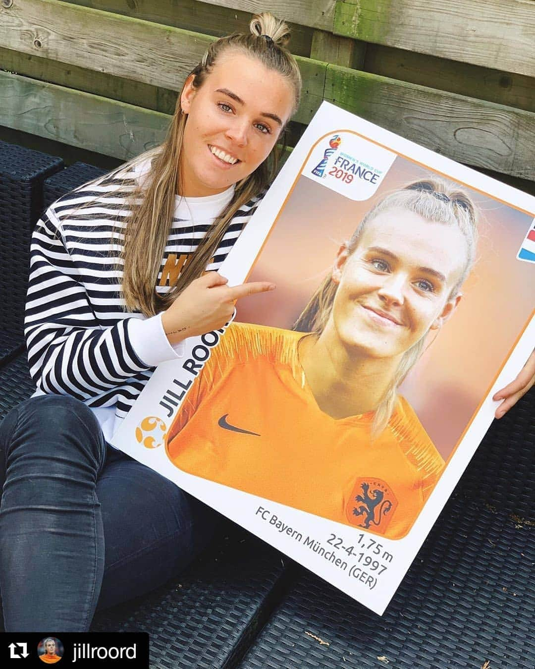 FIFAワールドカップさんのインスタグラム写真 - (FIFAワールドカップInstagram)「Not a bad week for the @oranjeleeuwinnen international 😁. First she signs for @arsenalwfc. Now has her own giant sticker!  #Repost @jillroord  Look what I found 👀 Sparen maar! #FIFAWWC #panini #paninistickers #verzamelen」5月18日 22時12分 - fifaworldcup