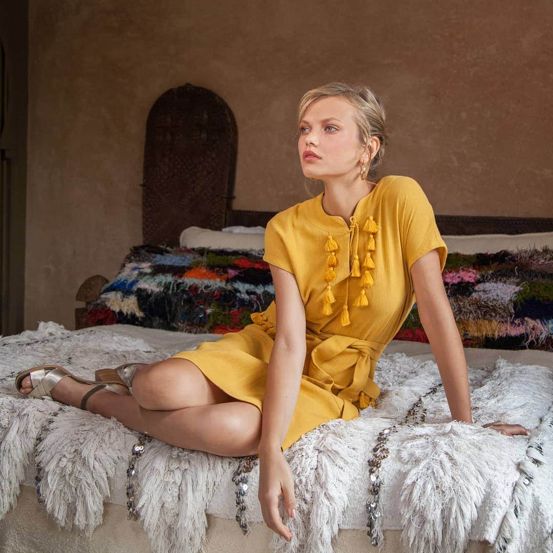 ベンシモンのインスタグラム：「Mood indie folk ✔︎ Et le sublime jaune de notre robe Bilam ☀️ > Exclu boutiques Bensimon ! Jusqu'au mercredi 22 mai profitez de -40% sur une sélection d'articles prêt-à-porter, tennis et chaussures... Rendez-vous sur notre site pour trouver une boutique proche de chez vous 👀 🇬🇧 Indie folk mood ✔︎ And the beautiful yellow of our Bilam dress ☀️ #bensimon #summer #PE19 #newin」