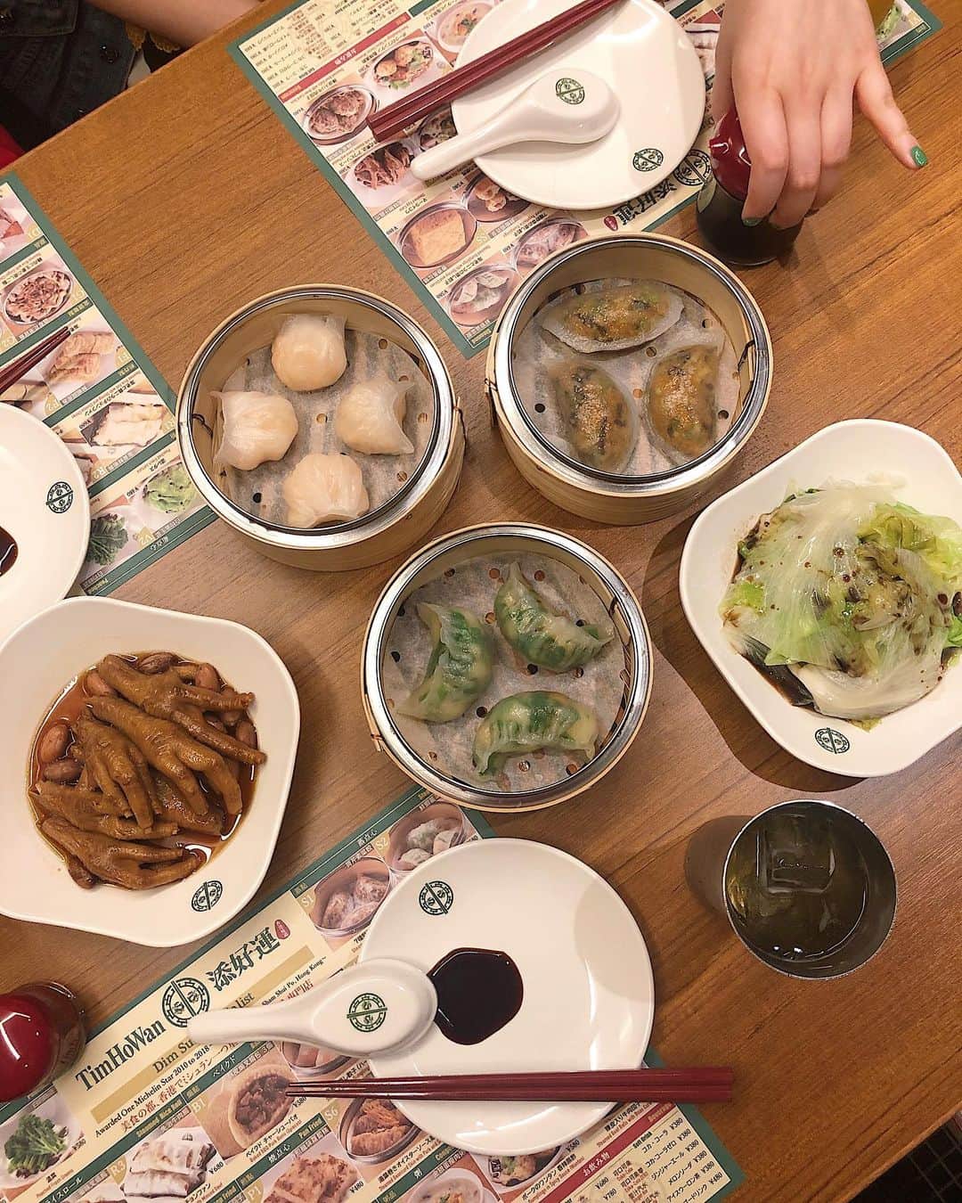 齊藤澪菜さんのインスタグラム写真 - (齊藤澪菜Instagram)「香港で大人気の点心レストランで、 世界一安いミシュランレストラン ティム・ホー・ワンが新宿にきたぁ😭🤝🔥 ㅤ 日比谷はマジで今でも1、2時間待ちは当たり前で、 私もなんだかんだ1時間以上並んだり、 ラストオーダーの為にダッシュしたりしたww ら、まさかの普段から大変お世話になってる カプリチョーザさんと日本は同じ会社だった😳  で、今回オープニングに呼んでくださった、、 やはり美味しすぎた、、 食事制限なんて一生無理である。笑  ㅤ 5/24オープンなので、 絶対並ぶけどその価値は本当にありますよ🤗ぜひ ㅤ 最後のスライドに絶対に食べて欲しいメニューに わざわざ♡をつけておきました笑 絶対頼んで！！！！！！！美味しすぎる。 ㅤ #timhowan @timhowanjapan」5月18日 22時18分 - rena62s