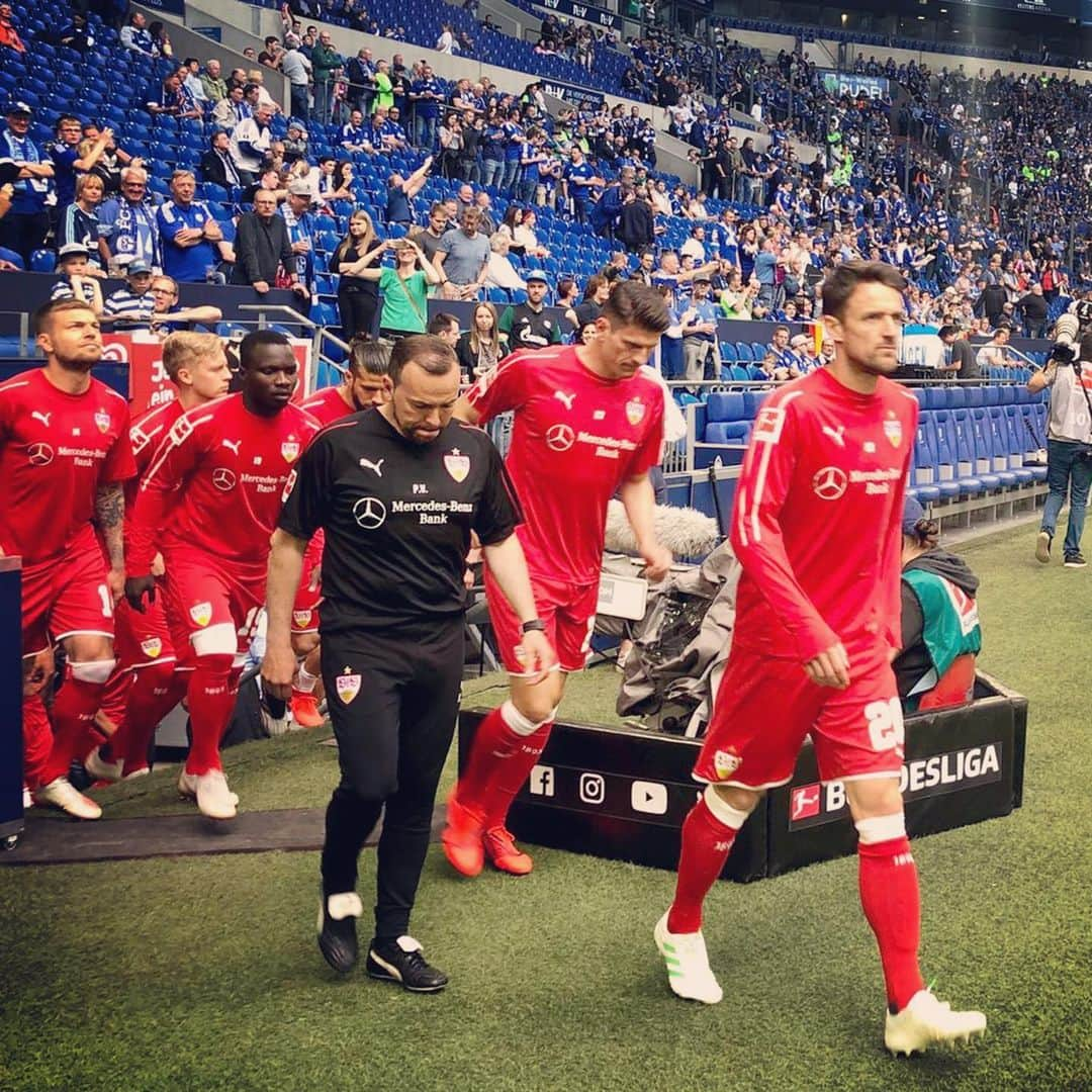 VfBシュトゥットガルトさんのインスタグラム写真 - (VfBシュトゥットガルトInstagram)「Unser Capitano @legente20 bestreitet auf Schalke sein 500. Pflichtspiel ⚪️ 🔴 💯❗️ —— Unsere Start-1️⃣1️⃣ 🆚 #S04: @ronzieler @emilianoinsua @dennisaogo @baumgartl5 @jaysoulolamar10 #Esswein @legente20 @benpavard21 @superrman007 @mario @hbadstuber —— 🔜 #S04VfB #VfB #wirsindstuttgart #Startelf #Bundesliga #Team #together #VfBInsta」5月18日 22時19分 - vfb