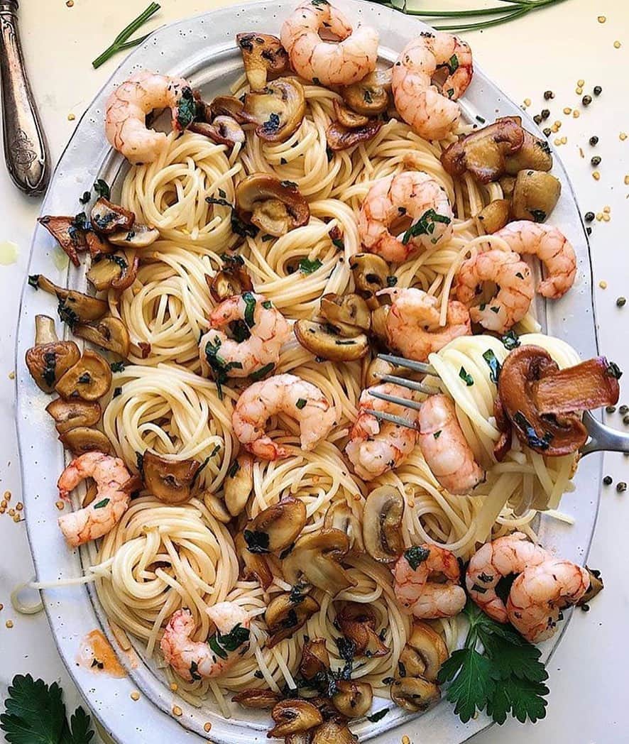 The Luxury Lifestyle Magazineさんのインスタグラム写真 - (The Luxury Lifestyle MagazineInstagram)「Spaghetti with garlic, parsley, chili pepper, mushrooms, and prawns. 🍝🍤 By: @lauraponts」5月18日 22時29分 - luxurylifestylemagazine