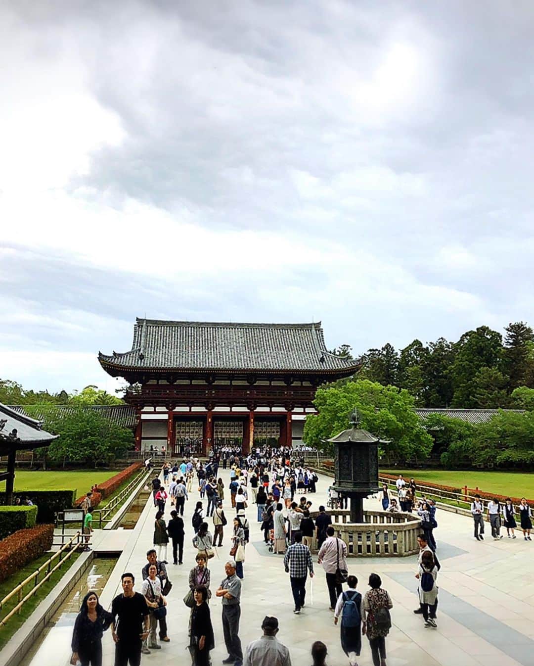 永倉由季さんのインスタグラム写真 - (永倉由季Instagram)「・ ・ 今日から奈良で開幕した 「ムジークフェストなら2019」 オープニングセレモニーの司会をさせて頂く。 ・ ・ 場所は生まれ育った地元 奈良。 東大寺大仏殿。 ・ ・ 奉納演奏は 「改元を祝ぐ いのちの歴史を紡いで」  あまりの美しさに心が洗われる。 ・ ・ 752年の大仏開眼法会から ずっと見守って下さっている大仏様。 ・ ・ ますます奈良愛が深まるばかり。 ・ 「ムジークフェストなら2019」は 6月9日までの23日間 ・ 神社仏閣をはじめ 奈良の街中が音楽で溢れます。 観光と合わせてお楽しみ下さい✨ ・ ・ ・ ✅ ムジークフェストなら2019 スケジュール ↓ ・ ・ http://www.naraken.com/musik/ ・ ・ ✅ 詳しくはアメブロにて↓ ・ ・ http://ameblo.jp/naga-yuki/ ・ ・ #奈良県  #東大寺 #東大寺大仏殿 #大仏様 #美しい #ムジークフェスト #ムジークフェストなら  #2019  #オープニングセレモニー #読経 #神社仏閣 #御朱印  #音楽の祭典 #司会 #奉納演奏 #心が洗われる #生まれて初めて #大仏様 と #記念撮影 #平穏 #感謝 #仕事 #記録用」5月18日 22時33分 - yuki_nagakura67