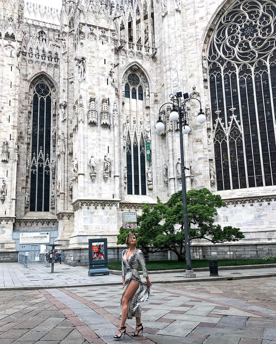 Anna Starodubtsevaさんのインスタグラム写真 - (Anna StarodubtsevaInstagram)「I heard the saying “Keep the one who can take a good photos” 😅. Looks like I found a keeper 🤭. ⠀ Taking over Milan 💃. ⠀ ⠀ 🇷🇺🇷🇺🇷🇺🇷🇺. ⠀ Что вам сказать, ребятки. После Лондона Милан зашёл с трудом 🤪🤷‍♀️. ⠀ Кроме шопинга здесь пожалуй делать нечего. Была в восторге от оперы в La Scala, обязательно рекомендую к посещению, 1,5 часа на одном дыхании. ⠀ В городе смотреть особенно нечего кроме Собора и знаменитой картины Last Supper, Leonardo Da Vinci. ⠀ Кто был в Милане? Согласны со мной, или вас город впечатлил больше? Если да, то чем? ⠀ ⠀#anyastar_путешествия ⠀ #travel #travelblogger #livetotravel #blogger #travelforfun」5月18日 22時36分 - anyastar