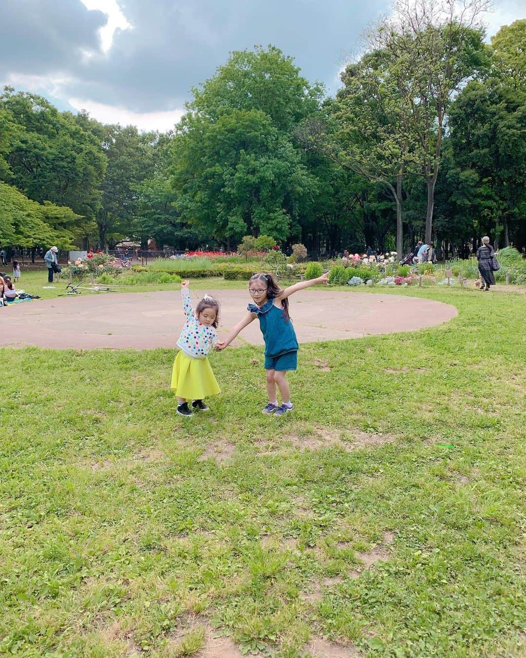 小田切恵子さんのインスタグラム写真 - (小田切恵子Instagram)「🌼🚲🌳🐝🌹 遊び尽くした休日🌳 はじめての自転車🚲 楽しそうで何よりでした💨 最初は全然漕げなかったのに終盤は暴走ぎみw 子供の吸収力ってすごいな~‼︎ 最後の写真…少し色気なのかいつもと違う雰囲気⁇ Lieが撮ってくれたkonigiri💛 ・ 楽しかった1日ありがとう❤️❤️ ・ #konigiriちゃん #休日」5月18日 22時39分 - keikoodagiri101