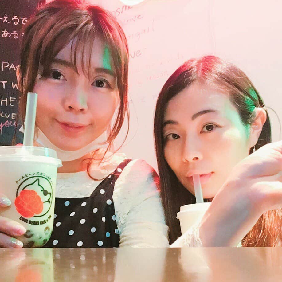 ヨーコさんのインスタグラム写真 - (ヨーコInstagram)「ニセAKBにもタピオカ部作ろうかしら☺︎笑 (SKE48では、松井珠理奈ちゃんがタピオカ部を作ってタピ活をしているのです) #ニセ珠理奈  #ニセぱるる  #タピオカ部  #タピ活  #ニセAKB  #チームG  #松井珠理奈  #島崎遥香  #coolbeanscafe  #coolbeanscafetokyo  #タピオカミルクティー  #オーガニックタピオカミルクティー  #タピオカローズミルクティー  #ローズミルクティー  #bubbletea  #bubblemilktea  #tokyo #cafe  #teatime #teablake #shinjuku #新宿カフェ  #yum #delicious  #sweetdrink  昨日の #ものまね紅白歌合戦  出演してた #美留香 #みるかちゃん 昨夜は #小川菜摘 さん  #ものまね」5月18日 22時40分 - y0k0_1108