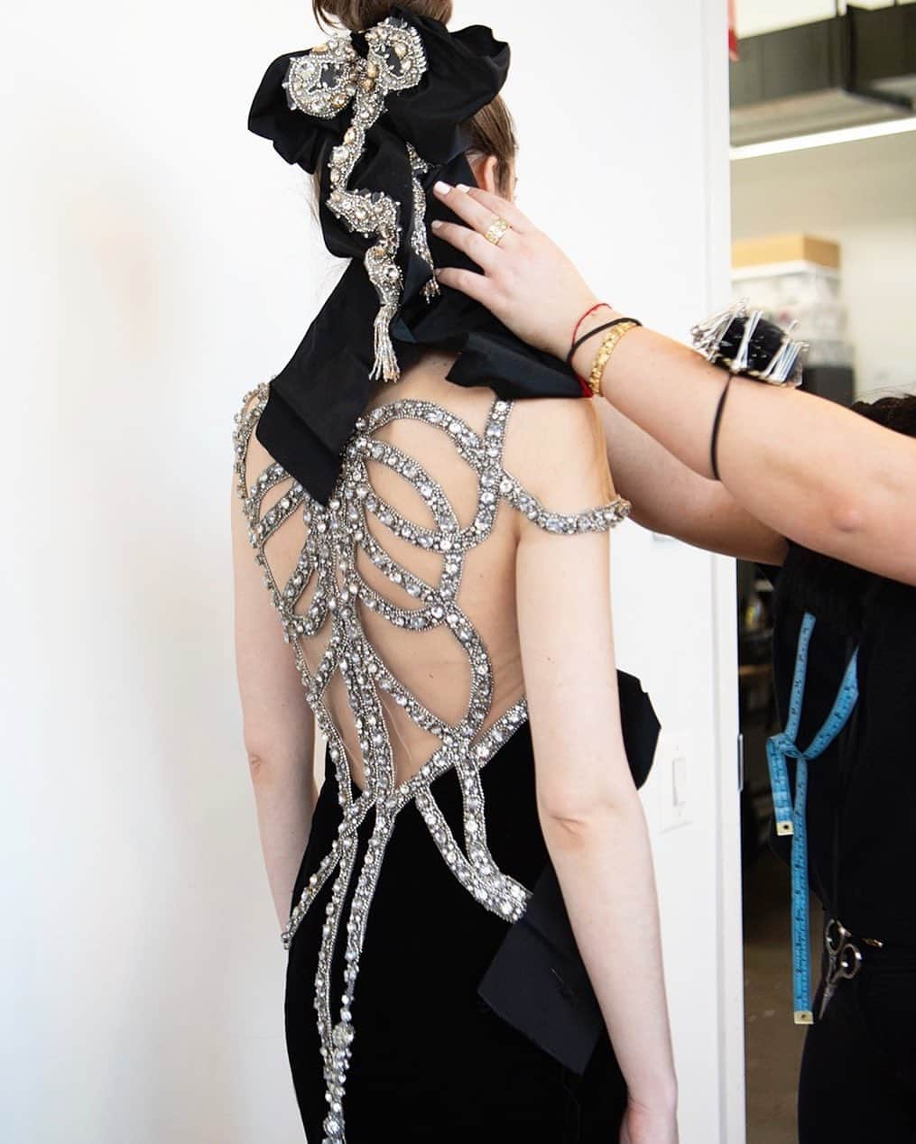 Marchesaさんのインスタグラム写真 - (MarchesaInstagram)「A look into the Marchesa atelier at the Fall/Winter 2019 Marchesa fitting. Photo by @joannatotolici. #marchesa #fw19marchesa」5月18日 22時51分 - marchesafashion