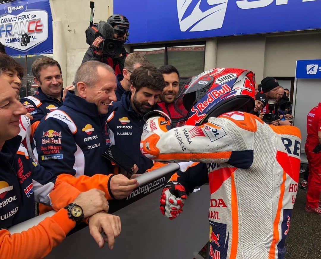 レプソル・ホンダのインスタグラム：「Crash? What crash?! ⠀⠀⠀⠀⠀⠀⠀⠀⠀ @marcmarquez93 on pole! ⠀⠀⠀⠀⠀⠀⠀⠀⠀ #FrenchGP #25RepsolHonda #Repsol #MotoGP #Honda #Racing #RepsolHonda #HRC #RC213V #MM93 #MarcMarquez #MM93🐜 #ThePowerOfDreams #Motorcycle #France #Pole #Three #2019 #Qualifying」