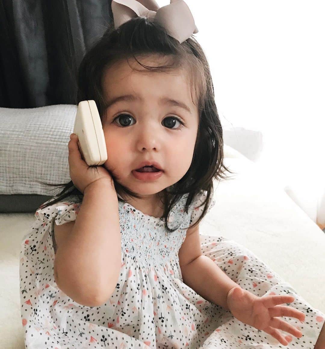 のインスタグラム：「You can’t call by that remote😂 . . . まだお熱続きも日中は元気なMia🙌💓 . お気に入りの遊びのひとつ 電話のマネ📲 左手は会話中のジェスチャーまで🤣 . リモコンだって体温計だって Miaにかかればなんだって電話に早変わり😆✨ . . . #電話が好き #もしもし #生後15ヶ月 #1歳3ヶ月 #赤ちゃんのいる生活 #赤ちゃんのいる暮らし #たれ目 #たれ眉 #1an #miababyliving」