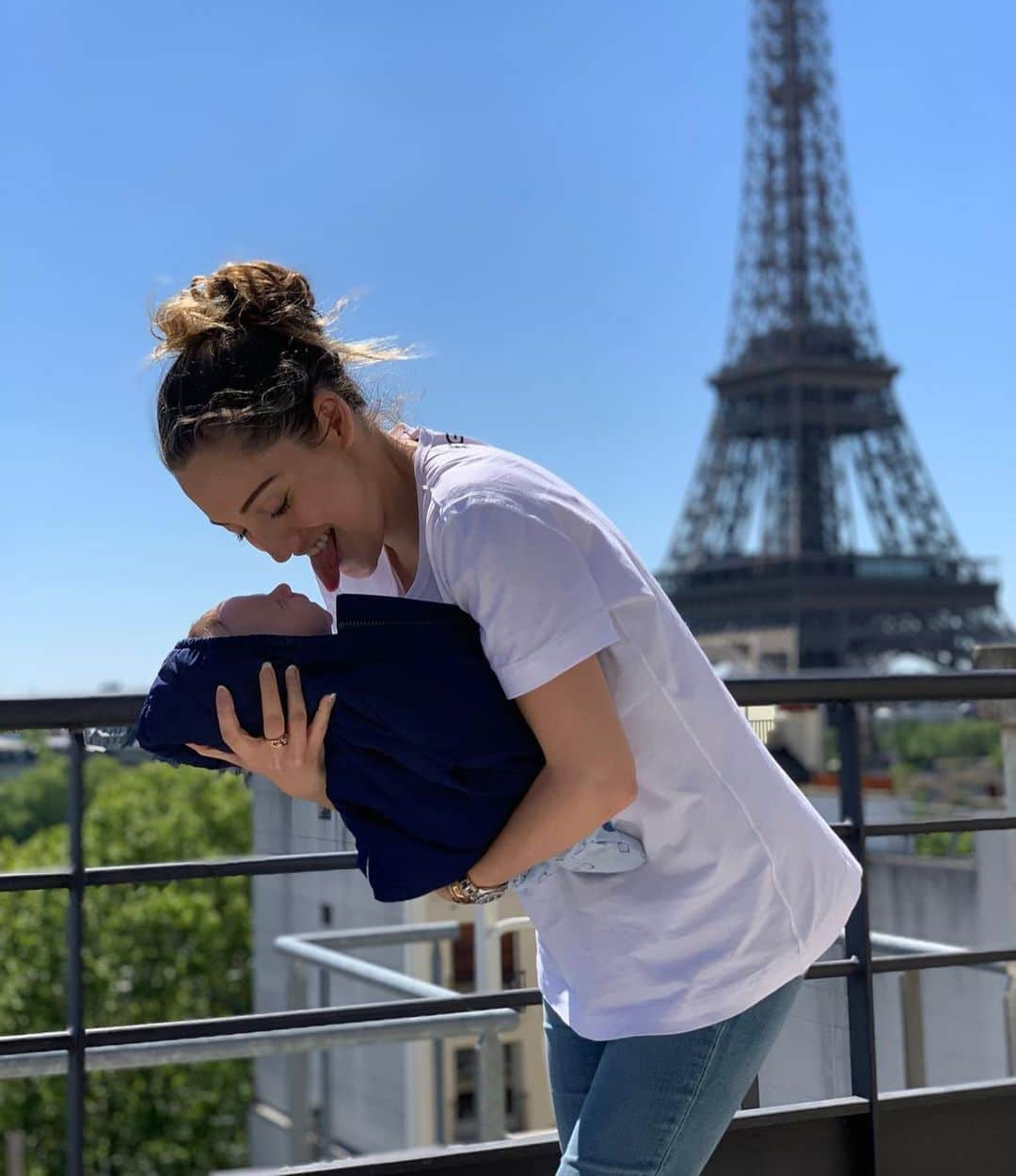 リュカ・ディニュさんのインスタグラム写真 - (リュカ・ディニュInstagram)「Enjoy every moment  with your family 🧸👸🏽❤️ #happiness #family #love #baby #wife」5月18日 22時49分 - lucasdigne