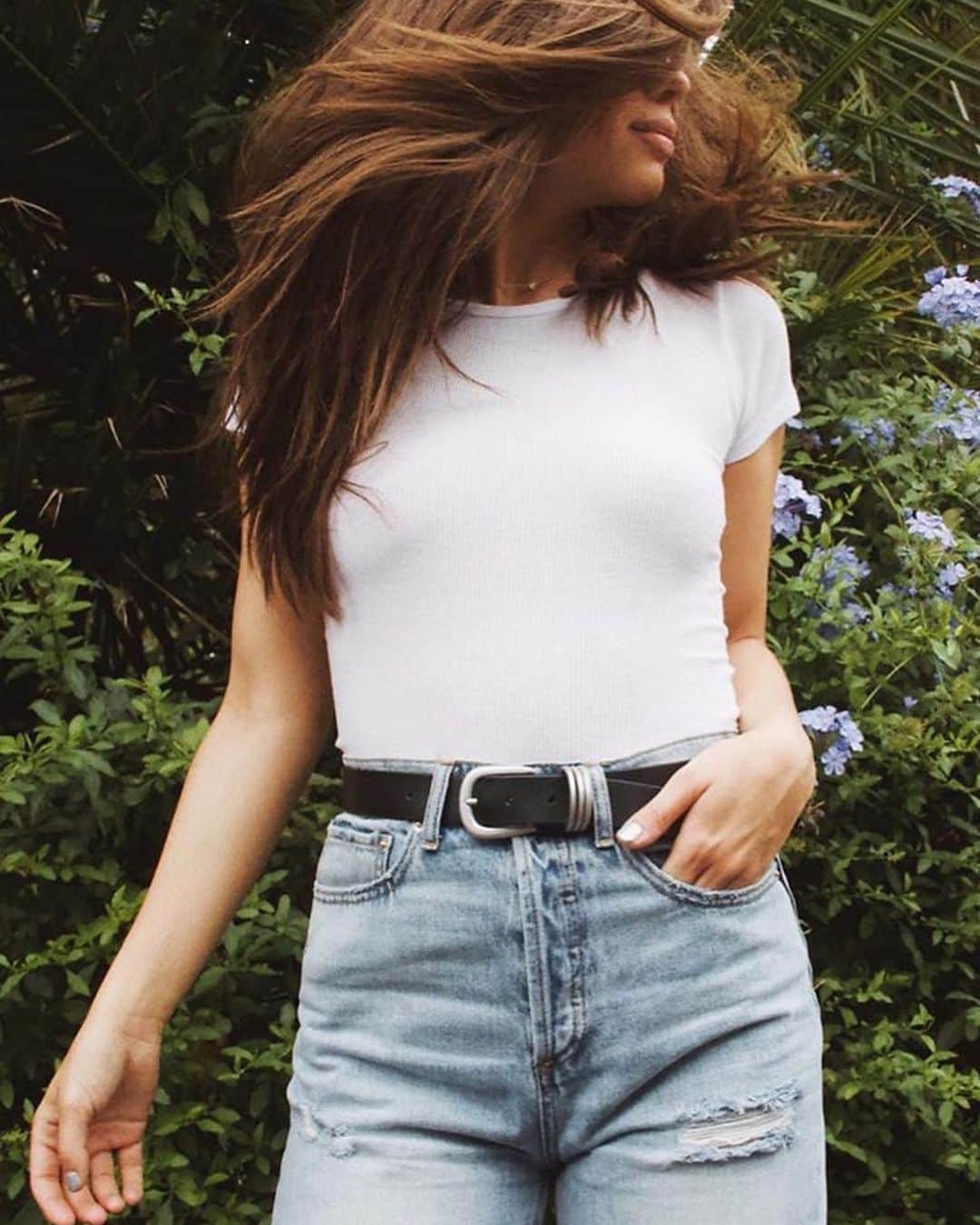 Urban Outfittersさんのインスタグラム写真 - (Urban OutfittersInstagram)「Because nobody's ever gone wrong with a white tee and a pair of jeans. #UOonYou @boldaslauren @haleydamian」5月18日 22時59分 - urbanoutfitters