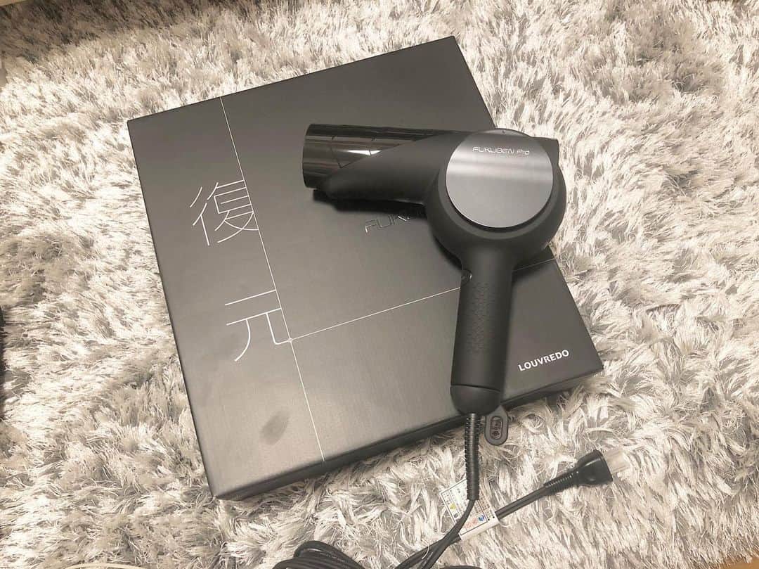 瀧本芹奈さんのインスタグラム写真 - (瀧本芹奈Instagram)「✯ . . やっとの復元プロ💜 @louvredo_official . . 復元ドライヤーのヒーターからは、 #育成光線 が放出されています！ ひとに優しいエネルギーのことで、 人の細胞を共振・共鳴する波長のこと。 . もうひとつは、 #マイナス電子 電子にはふたつあって、 プラス電子は細胞を酸化させ、 マイナス電子は、還元する効果があります。 酸化は、"体のサビ"とも言われ老化に繋がり、 還元は、若返りの効果があります！ . . . . 復元ドライヤー PRO ¥22,000 +tax 専用のアタッチメント ¥1,800 +tax . . . 気になる方は是非💖 . . . . . . 明日も若干空きあります💜 御予約お待ちしております💙 . .  #復元ドライヤー #ドライヤー #お団子アレンジ #ボブアレンジ #アレンジ動画 #スヌーピー . #mac #CHANEL #celvoke  #zara . #アレンジ撮影モデル募集中  #撮影モデル募集 #ヘアアレンジ #編みおろしアレンジ #結婚式アレンジ #セルフアレンジ #編みおろし #メンズカット #三宮メンズカット . #三宮 #三宮美容室 #三宮カフェ . #犬好きな人と繋がりたい  #アニメ好きな人と繋がりたい  #車すきな人と繋がりたい  #コスメすきな人と繋がりたい . . Mens menu👨 Cut 4,500〜 Color 7,000〜 Perm 7,000〜 Spa 3,500〜 . ladies menu👧 cut 5,500 color 8,000〜 spa 5,000〜 . 【インスタ見た、SERINA指名】 でご新規様全メニュー30%OFFさせて頂きます！ . DM又はお店 0783313318 にお電話下さい！！！」5月18日 22時59分 - serina_takimoto