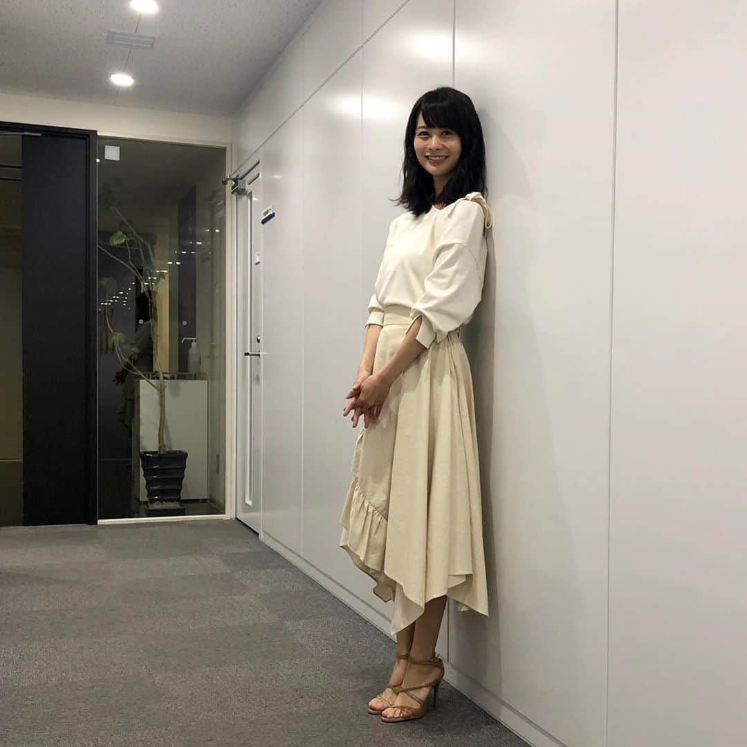 高見侑里さんのインスタグラム写真 - (高見侑里Instagram)「◡̈♥︎ 今日のBS11の衣装は トップス…#DebutdeFiore スカート…#RANDA ピアス…#STELLARHOLLYWOOD サンダル…#DIANA この後のうまナビイレブンもよろしくお願い致します✧ さらに今夜は25:15からフジテレビ系で放送の「馬好王国」にも出演させていただきますので、そちらも併せてご覧いただけたらと思います🏇」5月18日 22時56分 - yuri_takami_official