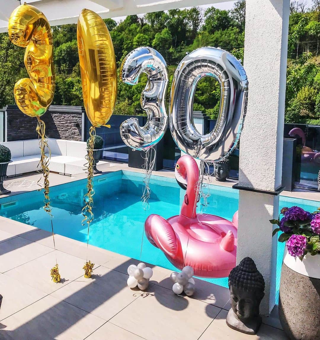 Anniさんのインスタグラム写真 - (AnniInstagram)「„Because 30 is the new 20 ....“🤷🏻‍♀️🤭🙈Thank you so so so much for all Birthday wishes ❤️🎂☀️ #happy #thedirtythirty ——————————————————————————— • • • • • #house #wirbaueneinhaus #interior #blogger #inspiration #haus #poolparty #americanstyle #garten #ideen #garden #blogger #inspo #mywestwingstyle #pool #deko #summer #pooldays」5月18日 22時58分 - annaleacosta