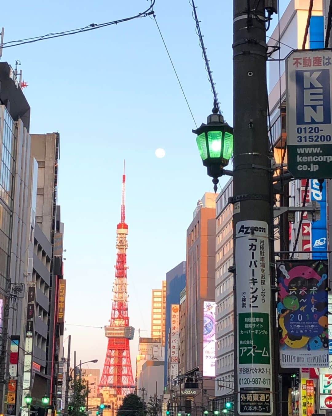 岡安弥生さんのインスタグラム写真 - (岡安弥生Instagram)「日没間近の夕暮れの六本木。まだ明るい東の空、東京タワーの脇に、まんまるの真っ白な月が浮かんでいて…その美しさにハッとして、心洗われました。今週の疲れも吹き飛ぶ一瞬。#日没間近#夕方#夕暮れ#青空#白い月#夕方の月#東の空#まんまるの月#もうすぐ満月#綺麗#東京タワー#六本木#tokyo#roppongi#tokyotower #moon#whitemoon #evening」5月18日 22時58分 - yayoin3