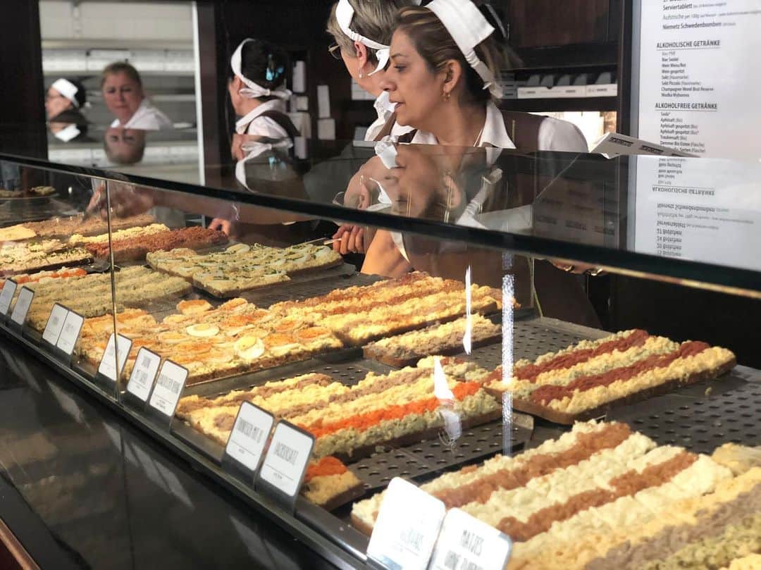 のインスタグラム：「今日のおやつ第一弾。 行列が出来る一口サイズのオープンサンド店、チェシネフスキー。 #ウィーン」