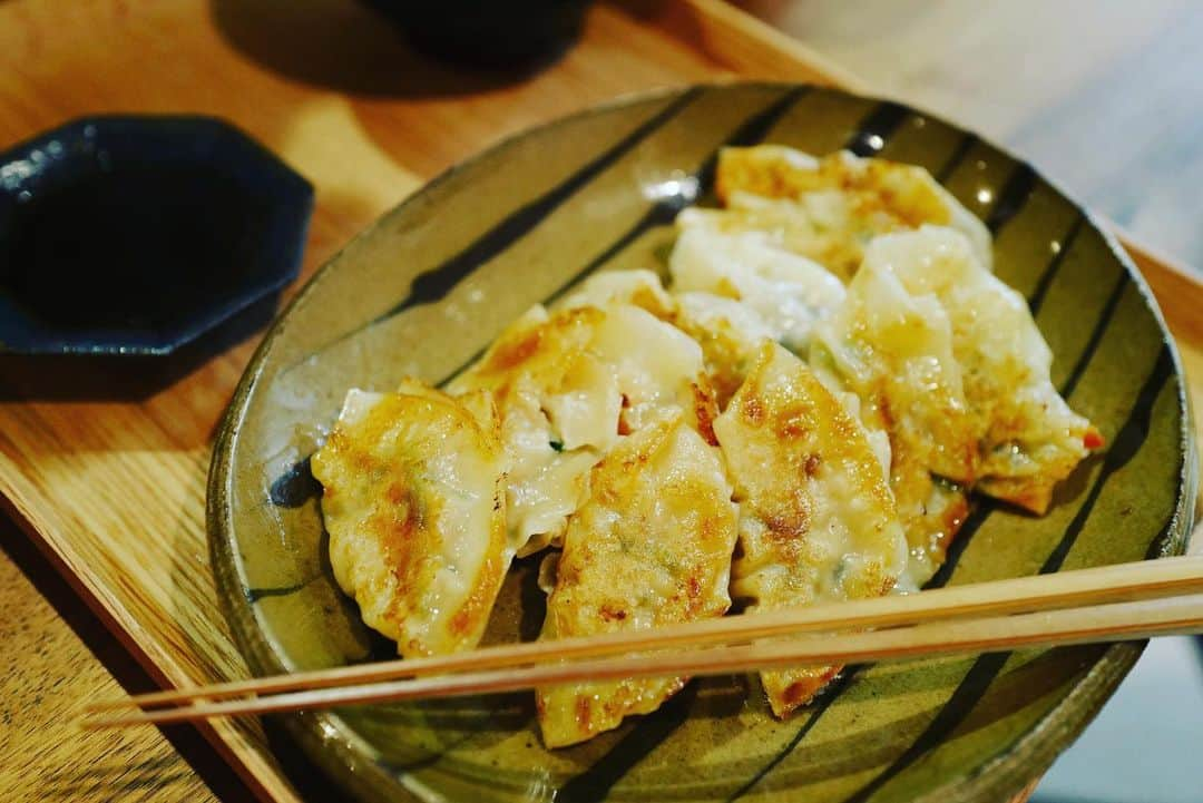 安田美沙子さんのインスタグラム写真 - (安田美沙子Instagram)「昨日は、餃子にしました🥟 豚ひき肉に、小さく刻んだ椎茸、赤パプリカ、ニラを入れて、ごま油、お醤油少し、お味噌少しで味付け。 . . 混ぜて包むだけだから、30分くらいでできた❤️ . . 息子くんは、ピーマン！って言ってたけど、栄養のある椎茸もパプリカも、何もつけなくても沢山食べてくれました😊✨ . . 餃子いいな✨  #instagood #instafood #dinner #みさこクッキング #餃子 #食育 @chefoodo_woman」5月19日 9時53分 - yasuda_misako