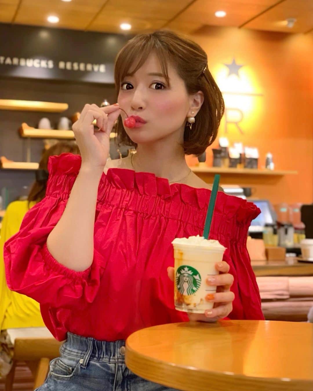 のインスタグラム：「おはよん😊🍒 . 今朝は里奈ログ😋 ずっと飲みたかったスタバのレトロ仕様の🍮プリン アラモード フラペチーノ🍮🥰❣️ . 見た目も可愛いし、私自身プリン大好きだし、絶対飲みたかったの🥺🍒🍮 . まさに飲むプリン🍮美味しすぎる😭 . 上にはチェリーもついてて可愛すぎかぁ〜っ🤣🍒 たまの糖分補給も大事☺️☺️ . こないだ買った @17kg_official の赤のトップスに @oblekt.jp の展示会で頼んでた新作のデニムのスカートを合わせました🤭 オブレクトのスカート着心地抜群で最高🤭色褪せたデニム感も好き。 . 今日も素敵な一日を〜☺️💕 . #starbucks #スターバックス #スタバ #スタバ新作 #プリンアラモードフラペチーノ #プリンアラモード #プリン #フラペチーノ #pudding #starbucksjapan #starbuckscoffee #starbucksreserveroastery #coffee #りなまるグルメ #スイーツ #さくらんぼ #🍒 #cherry #イチナナキログラム #17kg #red #赤トップス #赤ブラウス #オフショル #オフショルダー #デニム #denim」