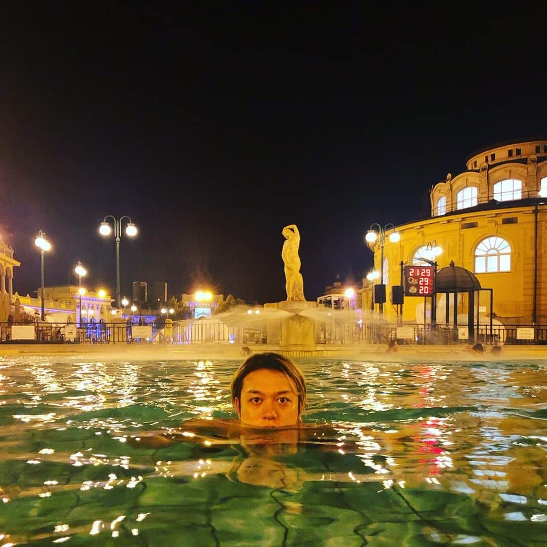 Toru さんのインスタグラム写真 - (Toru Instagram)「Huge hot spring♨️ in Hungary🇭🇺 気持ちよす。」5月19日 8時23分 - toru_10969