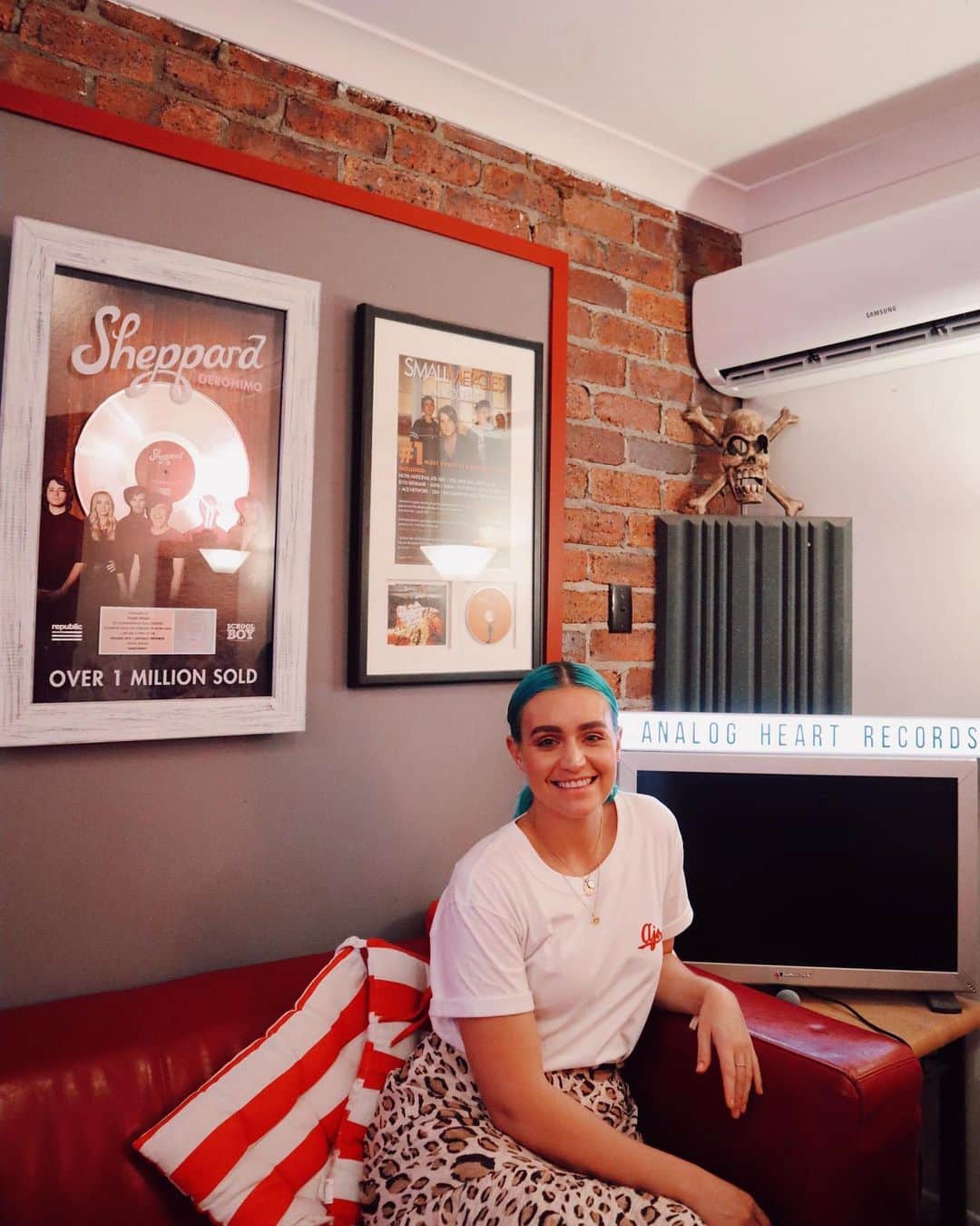 シェパードのインスタグラム：「Back in the studio tomorrow. Can’t wait to write some new tunes 🤘🏼」