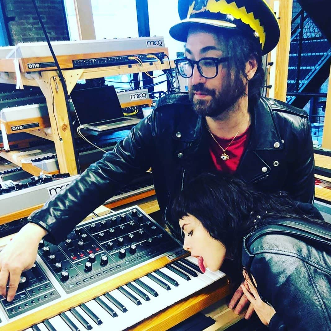 ショーン・レノンさんのインスタグラム写真 - (ショーン・レノンInstagram)「Tour memories...me, @charlottekempmuhl and @uni_the_band invaded the @moogsynthesizers factory. The Moog One is a serious machine. Not to be licked lightly.」5月19日 8時24分 - sean_ono_lennon