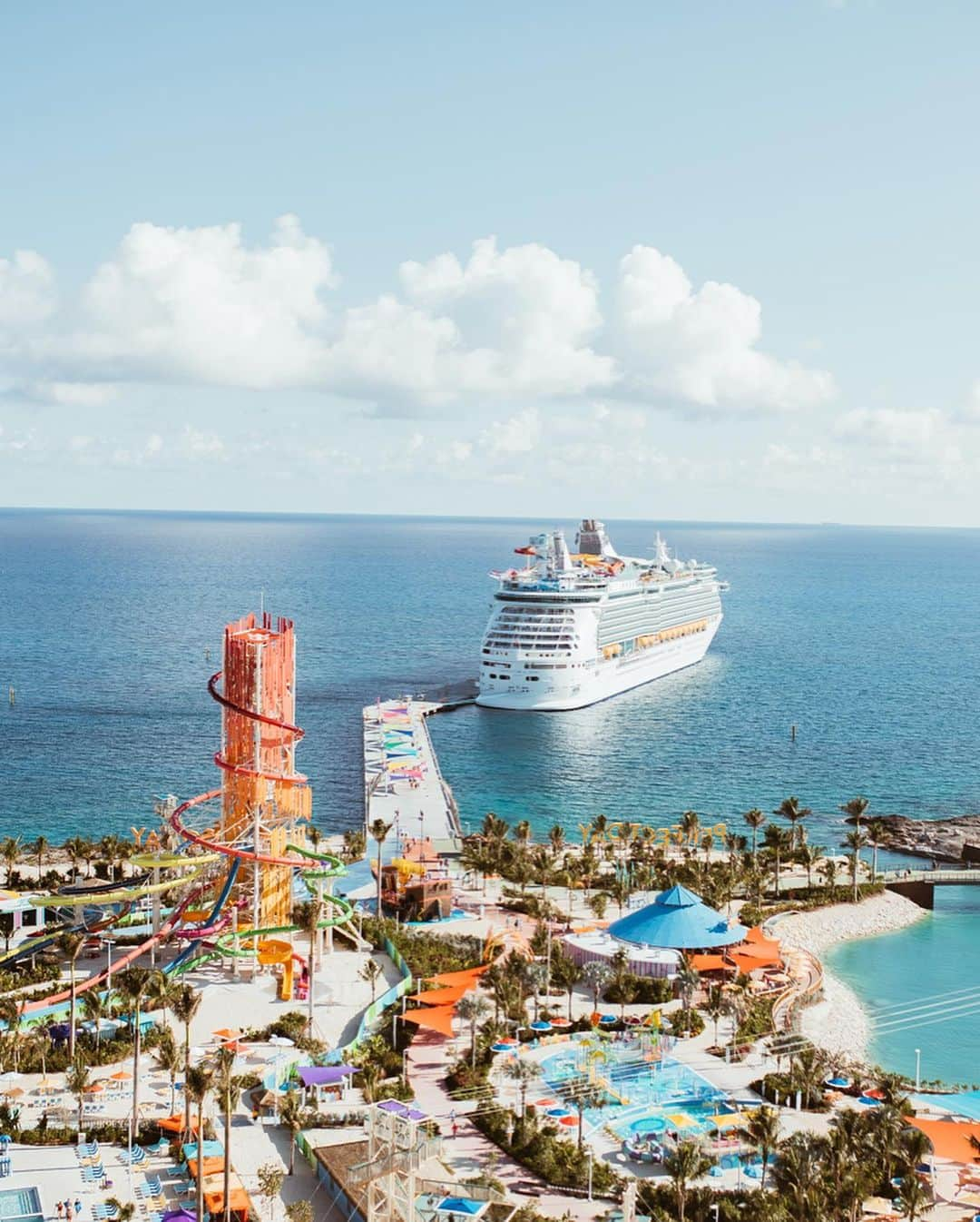 Cara Van Brocklinさんのインスタグラム写真 - (Cara Van BrocklinInstagram)「The boys and I experienced some real life magic in the sky today!! Up, Up, and Away by @royalcaribbean was perfect!! #perfectdayatcococay #ad」5月19日 8時26分 - caraloren