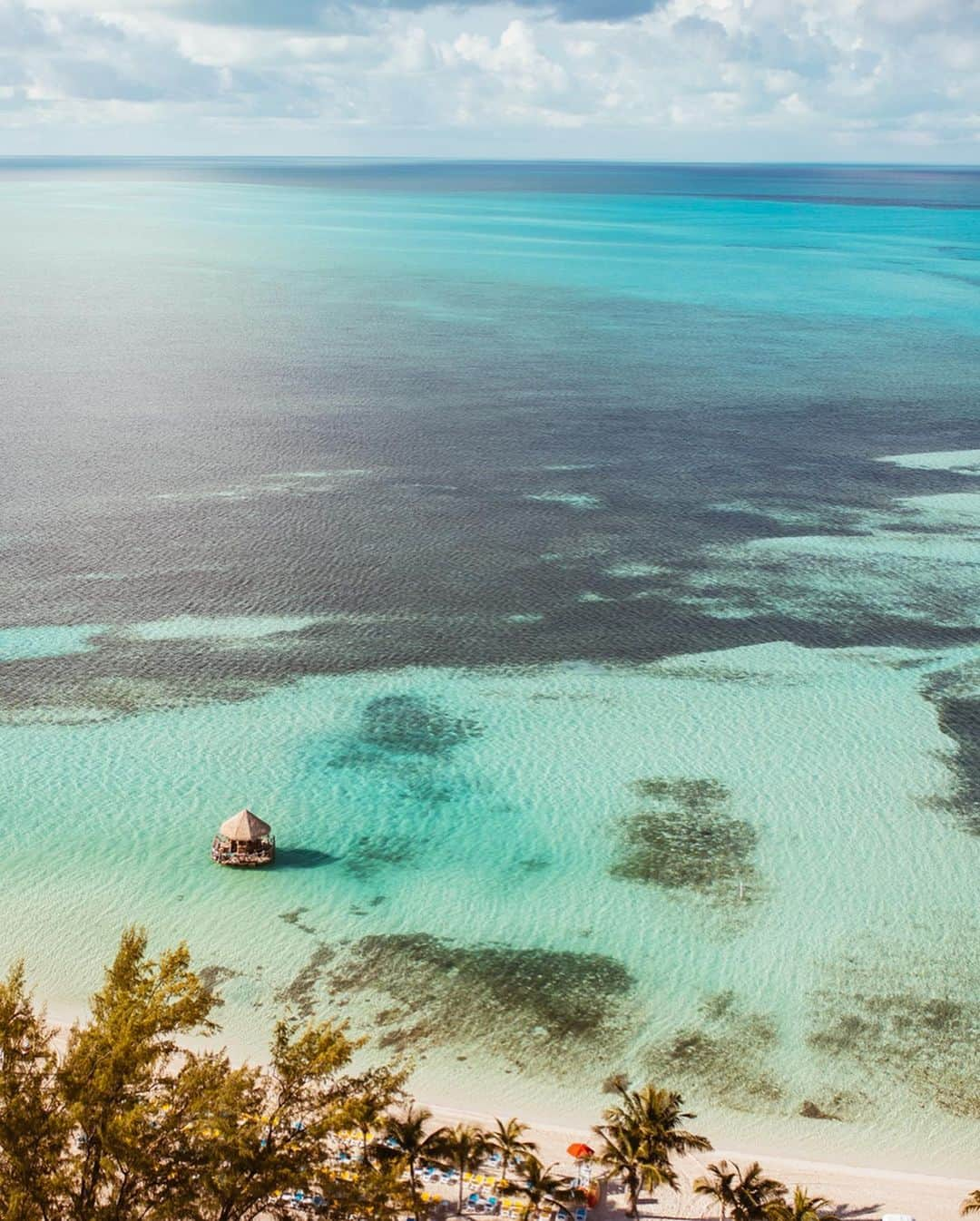 Cara Van Brocklinさんのインスタグラム写真 - (Cara Van BrocklinInstagram)「The boys and I experienced some real life magic in the sky today!! Up, Up, and Away by @royalcaribbean was perfect!! #perfectdayatcococay #ad」5月19日 8時26分 - caraloren