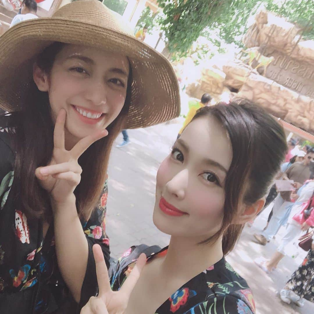 我謝レイラニさんのインスタグラム写真 - (我謝レイラニInstagram)「もー旅行はとっくに終わってますが‥今回のタイ旅行🇹🇭の #ベストショット 達(*´罒`*) 服はほぼほぼ @montresorsaki のものでした♡ 2人で #お揃いコーデ で巡るタイ旅行は楽しすぎた◡̈⃝︎ またどこか旅行したいね〜✈️ #タイ旅行 #Bangkok #watpho #watarun #srirachatigerzoo #sretsisparlour #montresor #モントレゾール」5月19日 8時24分 - leila___ni