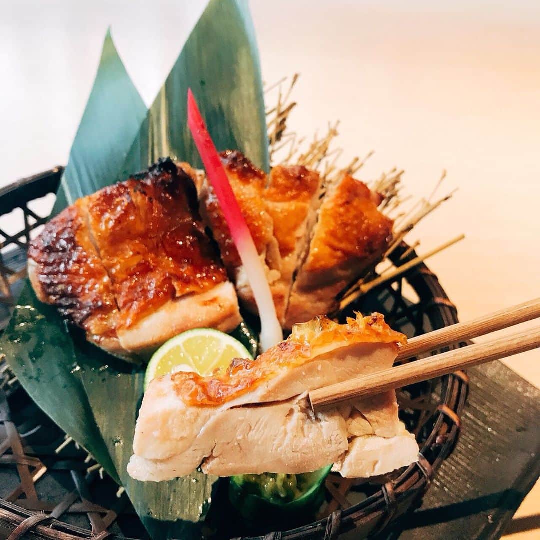 梅田 いち凛のインスタグラム：「鶏モモ肉の柚子胡椒焼き🐓  おすすめメニューからグランドメニューへ昇格した一品です。それは皆さんからの多数のご注文をいただいてるからなんです😆是非食べに来てください！ 本日のお食事処をお探しの方ご予約ご来店お待ち致しておりますぅ🤗  #いち凛 #大阪 #梅田 #osaka #うめきた #グランフロント #居酒屋 #ディナー #個室 #個室居酒屋 #デート #和食 #冬  #梅田居酒屋  #いいね #フォロー #japanesefood  #photooftheday #豆腐 #誕生日 #記念日 #大阪駅#女子会 #コンパ #日本酒 #日本酒女子 #日本酒好き #ハイボール#予約」
