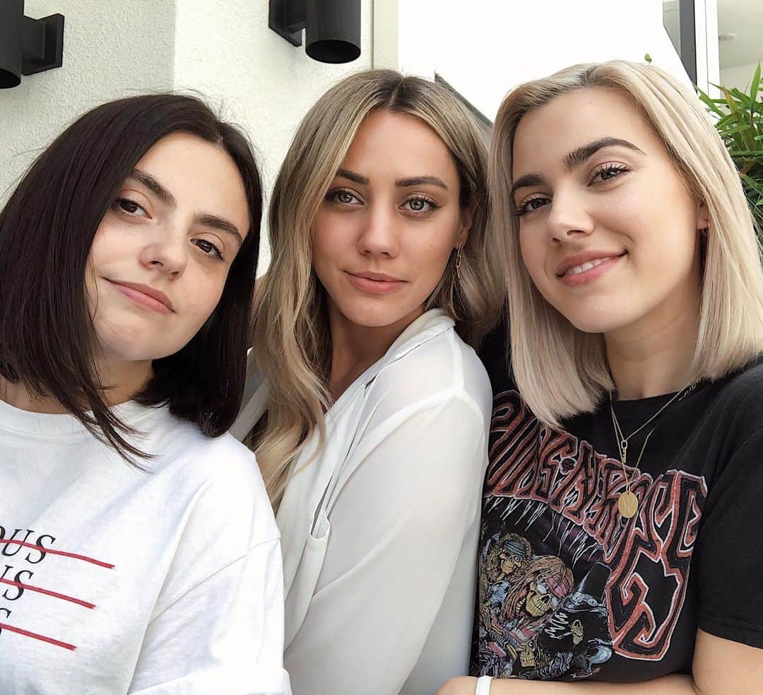 Camden Scottのインスタグラム：「According to the internet, two of us are tops and one is a bottom. Guess who’s who! 🙃 New video with this babes! Link in bio!」
