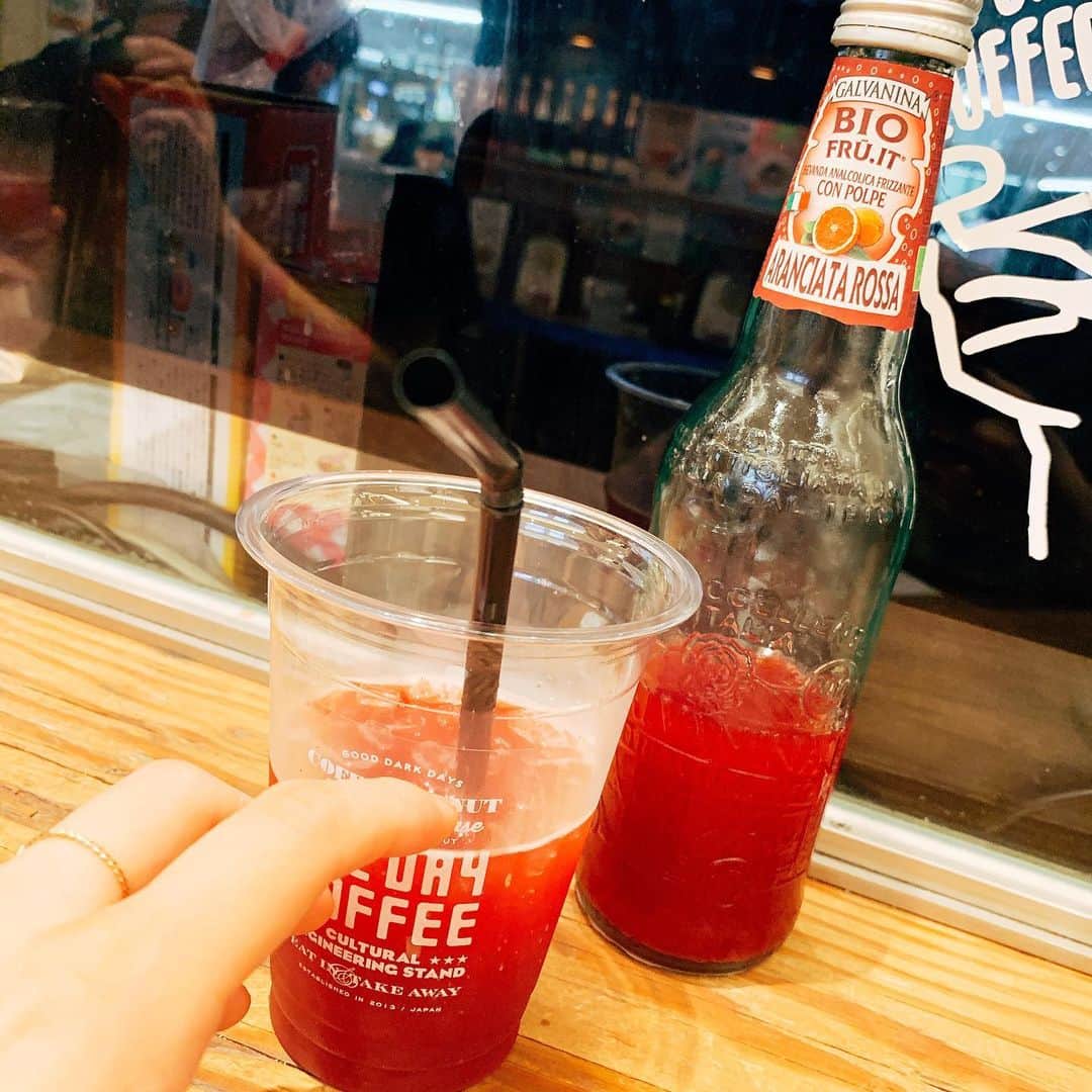 澤辺美香さんのインスタグラム写真 - (澤辺美香Instagram)「コーヒーも美味しいお店だけど、 こちらのオーガニックブラッドオレンジジュース頼んでしまう🍹  天井が可愛い事に初めて気付き、パシャり📸🧡 #alldaycoffee #グランフロント大阪南館#ブラッドオレンジジュース」5月19日 8時32分 - mikasawabe