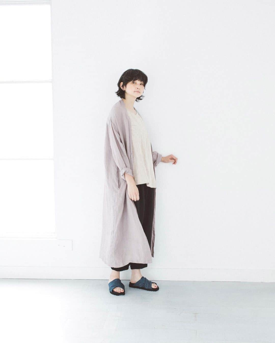 ナチュランさんのインスタグラム写真 - (ナチュランInstagram)「【 08Mab 】大人らしさを漂わせるジレとガウン﻿ ﻿ 昨年大ヒットした人気アイテムが、初夏の陽気に映える涼やかな素材と色みで再登場しました。﻿ 大人らしい佇まいを覗かせる人気デザインの新色や新作ワンピースも一緒にご紹介します。﻿ ﻿ -----------﻿﻿﻿﻿﻿ ■リネンノースリーブプルオーバー(グレージュ)［MAA-2A31-0841-A］﻿﻿ 昨年、瞬く間に完売となったラップリネンベストが今年らしい〈グレージュカラー〉で再登場。﻿ 程よい厚みとコシがあるリネン100％素材で杢感があり、合わせるだけで大人な雰囲気が漂います。﻿ ﻿ -----------﻿﻿﻿﻿﻿ ■リネンシャンブレー羽織りワンピース(ベージュ)［MAA-2A31-0842-A］﻿﻿ 柔らかくサラッとした着心地が汗ばむ季節にうれしい、リネンシャンブレー仕立てのワンピース。﻿ ﻿ -----------﻿﻿﻿﻿﻿ ■コットンリネンニットアシンメトリーロングジレ(ネイビー)［NTT-2A31-0921-B］﻿﻿ 昨年大好評だったカシュクールベストが、着心地のよいニット素材になって再登場。﻿ ﻿ -----------﻿﻿﻿﻿﻿ ■リネンドルマンギャザーワイドワンピース(E・マスタード)［MAA-2G20-5009-E］﻿﻿ 生地を贅沢に使ったデザイン。シンプルながら、首元と袖口に施したギャザーやほどよい開きのネックラインがアクセントに。﻿ ﻿ -----------﻿﻿﻿﻿﻿ ■リネンスタンドカラーラグラン涙開きワンピース(ダークグリーン)［MAA-2A31-0840-A］﻿﻿ 軽やかな薄手のリネン素材で仕立てたワンピース。空気が通るふんわりとしたシルエットで肌にまとわり付かず、夏場も涼しく着ていただけます。﻿ ﻿﻿ ------------------------------﻿﻿﻿﻿﻿ ﻿﻿ ▶️お買いものは写真内のタグをタップしてくださいね。﻿ またはプロフィールからもナチュランへリンクしています。→@natulan_official﻿﻿﻿﻿﻿ ﻿﻿ ▶️写真内のタグは、販売中でも消えている場合がございます。﻿ ぜひ、ナチュランの検索窓から、商品コード又は商品名を、検索してみてくださいね。﻿﻿﻿﻿﻿ ﻿﻿ ▶️プロフィール画面では、季節のおすすめ商品や、再入荷情報をご紹介しています。﻿ ぜひ、ご覧くださいませ。→@natulan_official﻿﻿﻿﻿﻿ ﻿﻿﻿﻿﻿ -----------﻿﻿﻿﻿﻿ #lifewear #fashion #今日のコーデ #コーディネート #ファッション #ナチュラル #ナチュラン #natulan #日々の暮らし #暮らしを楽しむ #シンプルライフ #シンプルコーデ #シンプル #春夏コーデ #初夏コーデ #大人女子#大人コーデ #ナチュラルコーデ #ジレ #ガウン #シャツワンピース #ワンピースコーデ﻿ #ブラウス #ブラウスコーデ #ノースリーブ #アシンメトリー #羽織 #重ね着 #レギンス#08mab_official @08mab_official @niu_artwork」5月19日 8時35分 - natulan_official