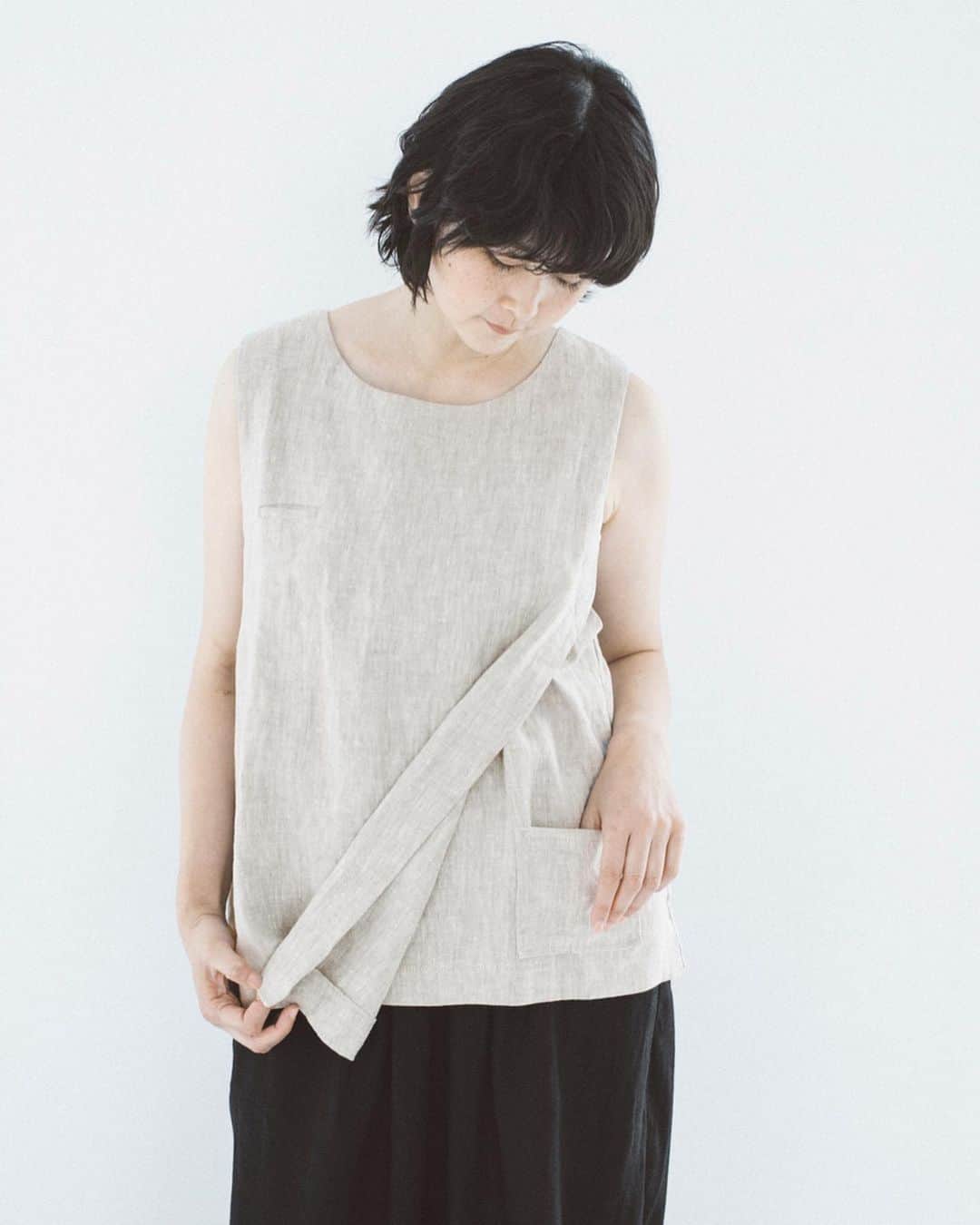 ナチュランさんのインスタグラム写真 - (ナチュランInstagram)「【 08Mab 】大人らしさを漂わせるジレとガウン﻿ ﻿ 昨年大ヒットした人気アイテムが、初夏の陽気に映える涼やかな素材と色みで再登場しました。﻿ 大人らしい佇まいを覗かせる人気デザインの新色や新作ワンピースも一緒にご紹介します。﻿ ﻿ -----------﻿﻿﻿﻿﻿ ■リネンノースリーブプルオーバー(グレージュ)［MAA-2A31-0841-A］﻿﻿ 昨年、瞬く間に完売となったラップリネンベストが今年らしい〈グレージュカラー〉で再登場。﻿ 程よい厚みとコシがあるリネン100％素材で杢感があり、合わせるだけで大人な雰囲気が漂います。﻿ ﻿ -----------﻿﻿﻿﻿﻿ ■リネンシャンブレー羽織りワンピース(ベージュ)［MAA-2A31-0842-A］﻿﻿ 柔らかくサラッとした着心地が汗ばむ季節にうれしい、リネンシャンブレー仕立てのワンピース。﻿ ﻿ -----------﻿﻿﻿﻿﻿ ■コットンリネンニットアシンメトリーロングジレ(ネイビー)［NTT-2A31-0921-B］﻿﻿ 昨年大好評だったカシュクールベストが、着心地のよいニット素材になって再登場。﻿ ﻿ -----------﻿﻿﻿﻿﻿ ■リネンドルマンギャザーワイドワンピース(E・マスタード)［MAA-2G20-5009-E］﻿﻿ 生地を贅沢に使ったデザイン。シンプルながら、首元と袖口に施したギャザーやほどよい開きのネックラインがアクセントに。﻿ ﻿ -----------﻿﻿﻿﻿﻿ ■リネンスタンドカラーラグラン涙開きワンピース(ダークグリーン)［MAA-2A31-0840-A］﻿﻿ 軽やかな薄手のリネン素材で仕立てたワンピース。空気が通るふんわりとしたシルエットで肌にまとわり付かず、夏場も涼しく着ていただけます。﻿ ﻿﻿ ------------------------------﻿﻿﻿﻿﻿ ﻿﻿ ▶️お買いものは写真内のタグをタップしてくださいね。﻿ またはプロフィールからもナチュランへリンクしています。→@natulan_official﻿﻿﻿﻿﻿ ﻿﻿ ▶️写真内のタグは、販売中でも消えている場合がございます。﻿ ぜひ、ナチュランの検索窓から、商品コード又は商品名を、検索してみてくださいね。﻿﻿﻿﻿﻿ ﻿﻿ ▶️プロフィール画面では、季節のおすすめ商品や、再入荷情報をご紹介しています。﻿ ぜひ、ご覧くださいませ。→@natulan_official﻿﻿﻿﻿﻿ ﻿﻿﻿﻿﻿ -----------﻿﻿﻿﻿﻿ #lifewear #fashion #今日のコーデ #コーディネート #ファッション #ナチュラル #ナチュラン #natulan #日々の暮らし #暮らしを楽しむ #シンプルライフ #シンプルコーデ #シンプル #春夏コーデ #初夏コーデ #大人女子#大人コーデ #ナチュラルコーデ #ジレ #ガウン #シャツワンピース #ワンピースコーデ﻿ #ブラウス #ブラウスコーデ #ノースリーブ #アシンメトリー #羽織 #重ね着 #レギンス#08mab_official @08mab_official @niu_artwork」5月19日 8時35分 - natulan_official