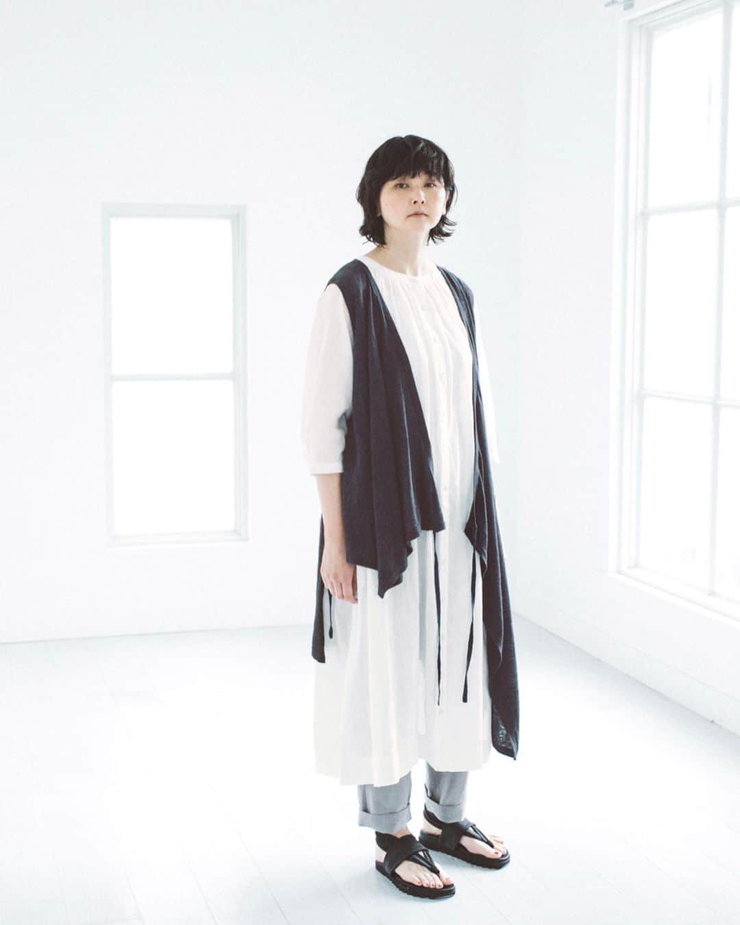 ナチュランさんのインスタグラム写真 - (ナチュランInstagram)「【 08Mab 】大人らしさを漂わせるジレとガウン﻿ ﻿ 昨年大ヒットした人気アイテムが、初夏の陽気に映える涼やかな素材と色みで再登場しました。﻿ 大人らしい佇まいを覗かせる人気デザインの新色や新作ワンピースも一緒にご紹介します。﻿ ﻿ -----------﻿﻿﻿﻿﻿ ■リネンノースリーブプルオーバー(グレージュ)［MAA-2A31-0841-A］﻿﻿ 昨年、瞬く間に完売となったラップリネンベストが今年らしい〈グレージュカラー〉で再登場。﻿ 程よい厚みとコシがあるリネン100％素材で杢感があり、合わせるだけで大人な雰囲気が漂います。﻿ ﻿ -----------﻿﻿﻿﻿﻿ ■リネンシャンブレー羽織りワンピース(ベージュ)［MAA-2A31-0842-A］﻿﻿ 柔らかくサラッとした着心地が汗ばむ季節にうれしい、リネンシャンブレー仕立てのワンピース。﻿ ﻿ -----------﻿﻿﻿﻿﻿ ■コットンリネンニットアシンメトリーロングジレ(ネイビー)［NTT-2A31-0921-B］﻿﻿ 昨年大好評だったカシュクールベストが、着心地のよいニット素材になって再登場。﻿ ﻿ -----------﻿﻿﻿﻿﻿ ■リネンドルマンギャザーワイドワンピース(E・マスタード)［MAA-2G20-5009-E］﻿﻿ 生地を贅沢に使ったデザイン。シンプルながら、首元と袖口に施したギャザーやほどよい開きのネックラインがアクセントに。﻿ ﻿ -----------﻿﻿﻿﻿﻿ ■リネンスタンドカラーラグラン涙開きワンピース(ダークグリーン)［MAA-2A31-0840-A］﻿﻿ 軽やかな薄手のリネン素材で仕立てたワンピース。空気が通るふんわりとしたシルエットで肌にまとわり付かず、夏場も涼しく着ていただけます。﻿ ﻿﻿ ------------------------------﻿﻿﻿﻿﻿ ﻿﻿ ▶️お買いものは写真内のタグをタップしてくださいね。﻿ またはプロフィールからもナチュランへリンクしています。→@natulan_official﻿﻿﻿﻿﻿ ﻿﻿ ▶️写真内のタグは、販売中でも消えている場合がございます。﻿ ぜひ、ナチュランの検索窓から、商品コード又は商品名を、検索してみてくださいね。﻿﻿﻿﻿﻿ ﻿﻿ ▶️プロフィール画面では、季節のおすすめ商品や、再入荷情報をご紹介しています。﻿ ぜひ、ご覧くださいませ。→@natulan_official﻿﻿﻿﻿﻿ ﻿﻿﻿﻿﻿ -----------﻿﻿﻿﻿﻿ #lifewear #fashion #今日のコーデ #コーディネート #ファッション #ナチュラル #ナチュラン #natulan #日々の暮らし #暮らしを楽しむ #シンプルライフ #シンプルコーデ #シンプル #春夏コーデ #初夏コーデ #大人女子#大人コーデ #ナチュラルコーデ #ジレ #ガウン #シャツワンピース #ワンピースコーデ﻿ #ブラウス #ブラウスコーデ #ノースリーブ #アシンメトリー #羽織 #重ね着 #レギンス#08mab_official @08mab_official @niu_artwork」5月19日 8時35分 - natulan_official