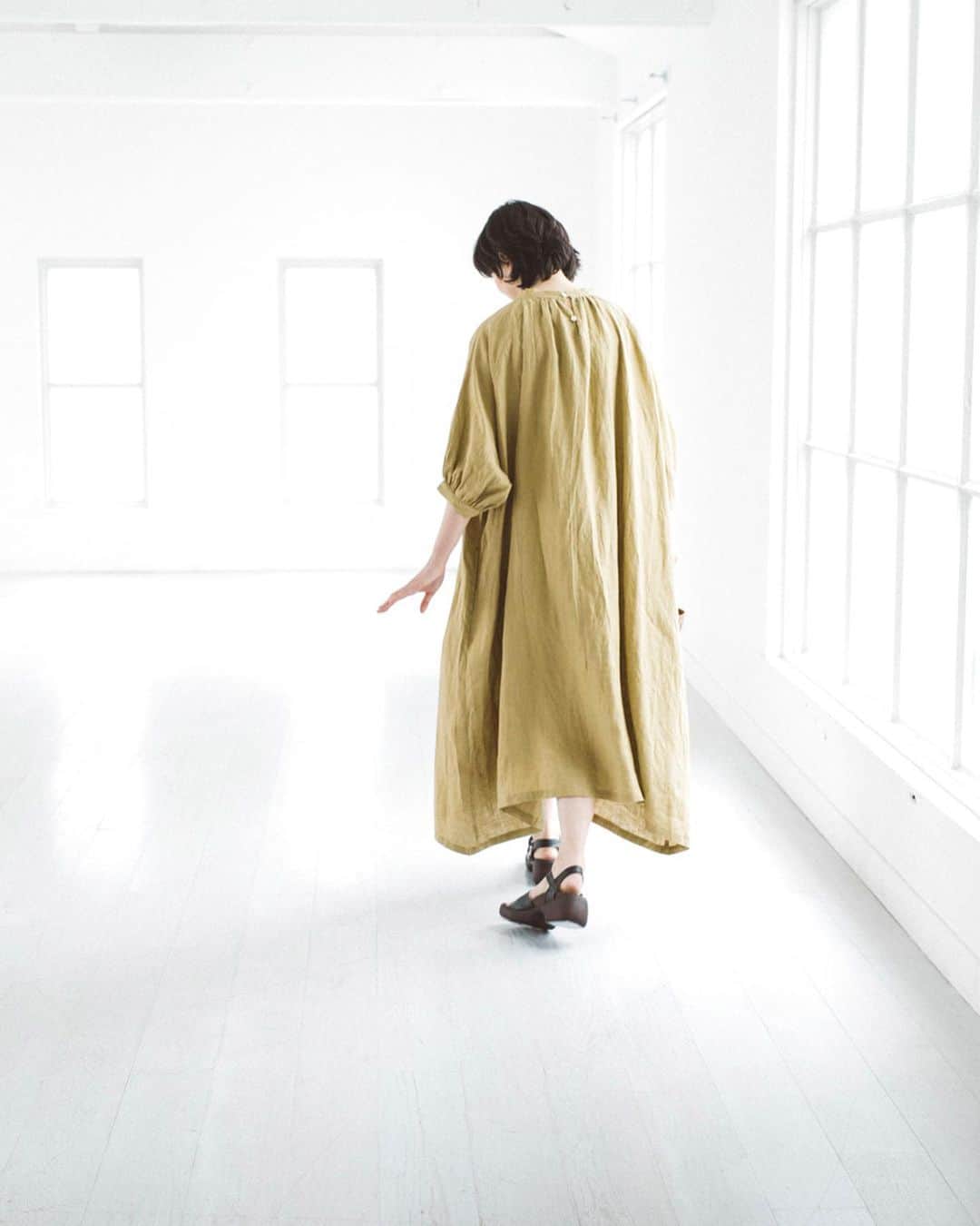 ナチュランさんのインスタグラム写真 - (ナチュランInstagram)「【 08Mab 】大人らしさを漂わせるジレとガウン﻿ ﻿ 昨年大ヒットした人気アイテムが、初夏の陽気に映える涼やかな素材と色みで再登場しました。﻿ 大人らしい佇まいを覗かせる人気デザインの新色や新作ワンピースも一緒にご紹介します。﻿ ﻿ -----------﻿﻿﻿﻿﻿ ■リネンノースリーブプルオーバー(グレージュ)［MAA-2A31-0841-A］﻿﻿ 昨年、瞬く間に完売となったラップリネンベストが今年らしい〈グレージュカラー〉で再登場。﻿ 程よい厚みとコシがあるリネン100％素材で杢感があり、合わせるだけで大人な雰囲気が漂います。﻿ ﻿ -----------﻿﻿﻿﻿﻿ ■リネンシャンブレー羽織りワンピース(ベージュ)［MAA-2A31-0842-A］﻿﻿ 柔らかくサラッとした着心地が汗ばむ季節にうれしい、リネンシャンブレー仕立てのワンピース。﻿ ﻿ -----------﻿﻿﻿﻿﻿ ■コットンリネンニットアシンメトリーロングジレ(ネイビー)［NTT-2A31-0921-B］﻿﻿ 昨年大好評だったカシュクールベストが、着心地のよいニット素材になって再登場。﻿ ﻿ -----------﻿﻿﻿﻿﻿ ■リネンドルマンギャザーワイドワンピース(E・マスタード)［MAA-2G20-5009-E］﻿﻿ 生地を贅沢に使ったデザイン。シンプルながら、首元と袖口に施したギャザーやほどよい開きのネックラインがアクセントに。﻿ ﻿ -----------﻿﻿﻿﻿﻿ ■リネンスタンドカラーラグラン涙開きワンピース(ダークグリーン)［MAA-2A31-0840-A］﻿﻿ 軽やかな薄手のリネン素材で仕立てたワンピース。空気が通るふんわりとしたシルエットで肌にまとわり付かず、夏場も涼しく着ていただけます。﻿ ﻿﻿ ------------------------------﻿﻿﻿﻿﻿ ﻿﻿ ▶️お買いものは写真内のタグをタップしてくださいね。﻿ またはプロフィールからもナチュランへリンクしています。→@natulan_official﻿﻿﻿﻿﻿ ﻿﻿ ▶️写真内のタグは、販売中でも消えている場合がございます。﻿ ぜひ、ナチュランの検索窓から、商品コード又は商品名を、検索してみてくださいね。﻿﻿﻿﻿﻿ ﻿﻿ ▶️プロフィール画面では、季節のおすすめ商品や、再入荷情報をご紹介しています。﻿ ぜひ、ご覧くださいませ。→@natulan_official﻿﻿﻿﻿﻿ ﻿﻿﻿﻿﻿ -----------﻿﻿﻿﻿﻿ #lifewear #fashion #今日のコーデ #コーディネート #ファッション #ナチュラル #ナチュラン #natulan #日々の暮らし #暮らしを楽しむ #シンプルライフ #シンプルコーデ #シンプル #春夏コーデ #初夏コーデ #大人女子#大人コーデ #ナチュラルコーデ #ジレ #ガウン #シャツワンピース #ワンピースコーデ﻿ #ブラウス #ブラウスコーデ #ノースリーブ #アシンメトリー #羽織 #重ね着 #レギンス#08mab_official @08mab_official @niu_artwork」5月19日 8時35分 - natulan_official