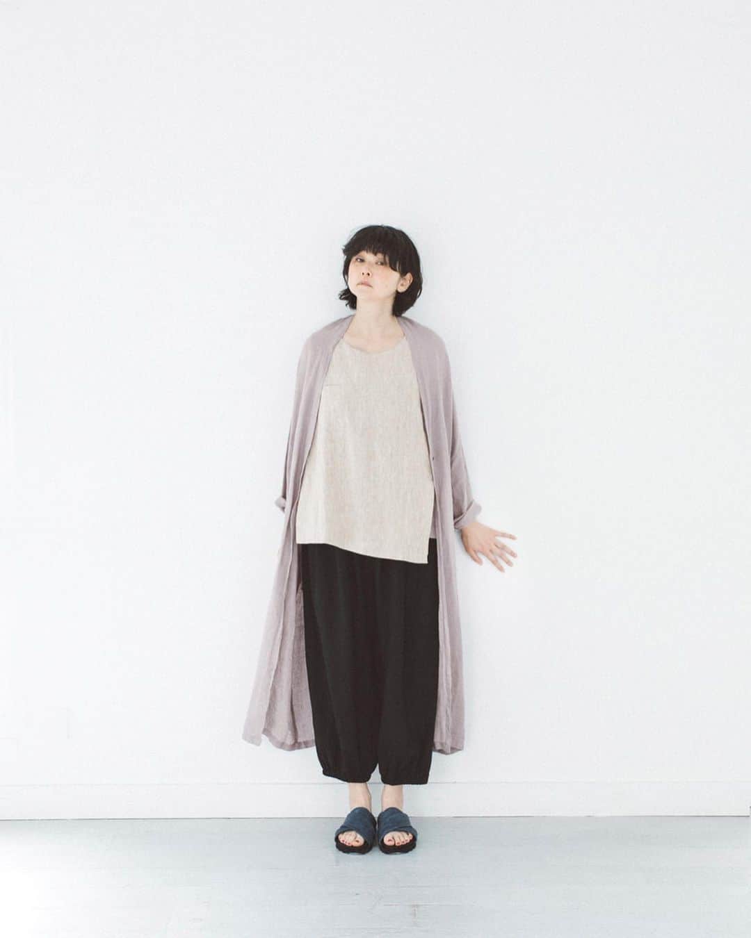 ナチュランさんのインスタグラム写真 - (ナチュランInstagram)「【 08Mab 】大人らしさを漂わせるジレとガウン﻿ ﻿ 昨年大ヒットした人気アイテムが、初夏の陽気に映える涼やかな素材と色みで再登場しました。﻿ 大人らしい佇まいを覗かせる人気デザインの新色や新作ワンピースも一緒にご紹介します。﻿ ﻿ -----------﻿﻿﻿﻿﻿ ■リネンノースリーブプルオーバー(グレージュ)［MAA-2A31-0841-A］﻿﻿ 昨年、瞬く間に完売となったラップリネンベストが今年らしい〈グレージュカラー〉で再登場。﻿ 程よい厚みとコシがあるリネン100％素材で杢感があり、合わせるだけで大人な雰囲気が漂います。﻿ ﻿ -----------﻿﻿﻿﻿﻿ ■リネンシャンブレー羽織りワンピース(ベージュ)［MAA-2A31-0842-A］﻿﻿ 柔らかくサラッとした着心地が汗ばむ季節にうれしい、リネンシャンブレー仕立てのワンピース。﻿ ﻿ -----------﻿﻿﻿﻿﻿ ■コットンリネンニットアシンメトリーロングジレ(ネイビー)［NTT-2A31-0921-B］﻿﻿ 昨年大好評だったカシュクールベストが、着心地のよいニット素材になって再登場。﻿ ﻿ -----------﻿﻿﻿﻿﻿ ■リネンドルマンギャザーワイドワンピース(E・マスタード)［MAA-2G20-5009-E］﻿﻿ 生地を贅沢に使ったデザイン。シンプルながら、首元と袖口に施したギャザーやほどよい開きのネックラインがアクセントに。﻿ ﻿ -----------﻿﻿﻿﻿﻿ ■リネンスタンドカラーラグラン涙開きワンピース(ダークグリーン)［MAA-2A31-0840-A］﻿﻿ 軽やかな薄手のリネン素材で仕立てたワンピース。空気が通るふんわりとしたシルエットで肌にまとわり付かず、夏場も涼しく着ていただけます。﻿ ﻿﻿ ------------------------------﻿﻿﻿﻿﻿ ﻿﻿ ▶️お買いものは写真内のタグをタップしてくださいね。﻿ またはプロフィールからもナチュランへリンクしています。→@natulan_official﻿﻿﻿﻿﻿ ﻿﻿ ▶️写真内のタグは、販売中でも消えている場合がございます。﻿ ぜひ、ナチュランの検索窓から、商品コード又は商品名を、検索してみてくださいね。﻿﻿﻿﻿﻿ ﻿﻿ ▶️プロフィール画面では、季節のおすすめ商品や、再入荷情報をご紹介しています。﻿ ぜひ、ご覧くださいませ。→@natulan_official﻿﻿﻿﻿﻿ ﻿﻿﻿﻿﻿ -----------﻿﻿﻿﻿﻿ #lifewear #fashion #今日のコーデ #コーディネート #ファッション #ナチュラル #ナチュラン #natulan #日々の暮らし #暮らしを楽しむ #シンプルライフ #シンプルコーデ #シンプル #春夏コーデ #初夏コーデ #大人女子#大人コーデ #ナチュラルコーデ #ジレ #ガウン #シャツワンピース #ワンピースコーデ﻿ #ブラウス #ブラウスコーデ #ノースリーブ #アシンメトリー #羽織 #重ね着 #レギンス#08mab_official @08mab_official @niu_artwork」5月19日 8時35分 - natulan_official