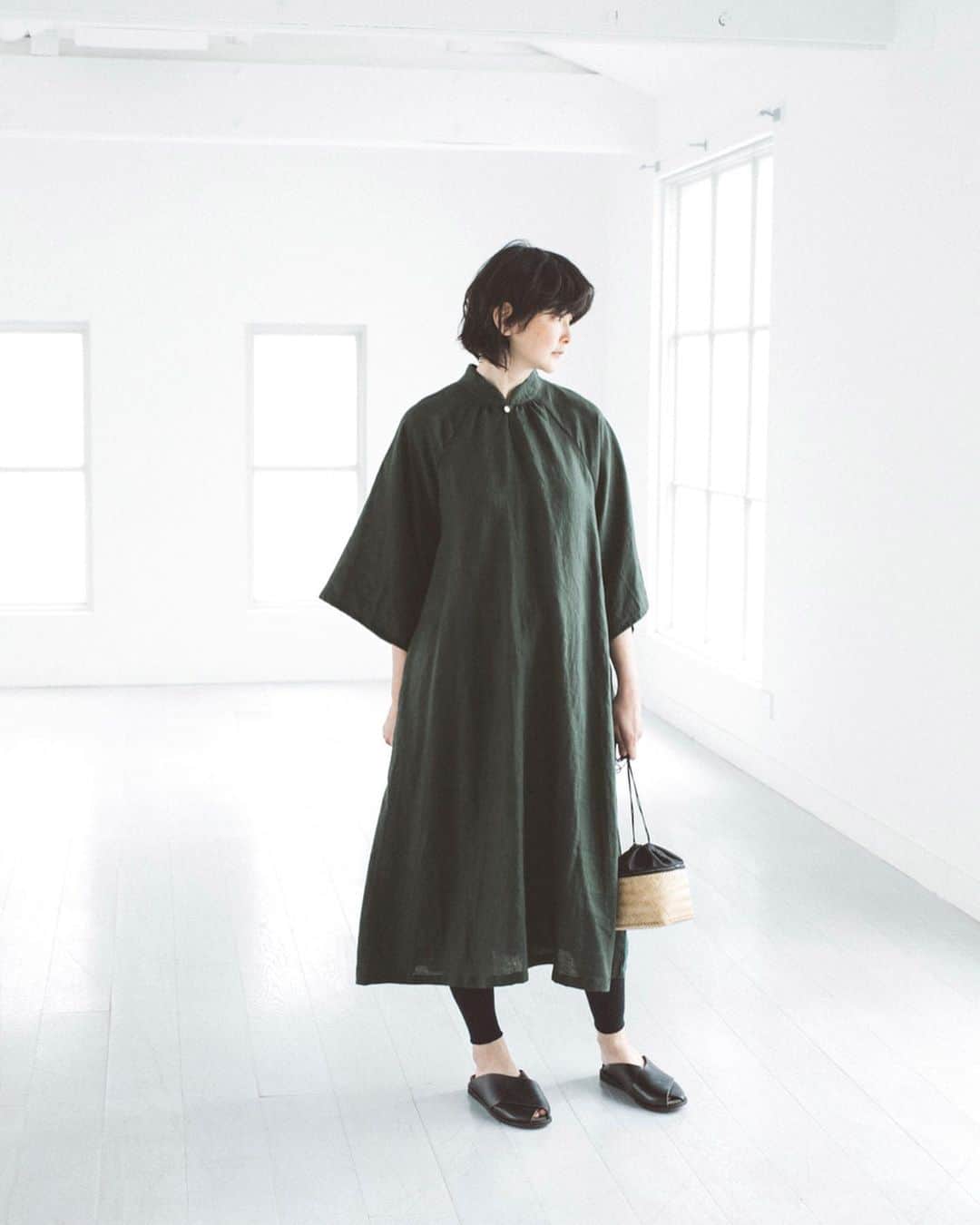 ナチュランさんのインスタグラム写真 - (ナチュランInstagram)「【 08Mab 】大人らしさを漂わせるジレとガウン﻿ ﻿ 昨年大ヒットした人気アイテムが、初夏の陽気に映える涼やかな素材と色みで再登場しました。﻿ 大人らしい佇まいを覗かせる人気デザインの新色や新作ワンピースも一緒にご紹介します。﻿ ﻿ -----------﻿﻿﻿﻿﻿ ■リネンノースリーブプルオーバー(グレージュ)［MAA-2A31-0841-A］﻿﻿ 昨年、瞬く間に完売となったラップリネンベストが今年らしい〈グレージュカラー〉で再登場。﻿ 程よい厚みとコシがあるリネン100％素材で杢感があり、合わせるだけで大人な雰囲気が漂います。﻿ ﻿ -----------﻿﻿﻿﻿﻿ ■リネンシャンブレー羽織りワンピース(ベージュ)［MAA-2A31-0842-A］﻿﻿ 柔らかくサラッとした着心地が汗ばむ季節にうれしい、リネンシャンブレー仕立てのワンピース。﻿ ﻿ -----------﻿﻿﻿﻿﻿ ■コットンリネンニットアシンメトリーロングジレ(ネイビー)［NTT-2A31-0921-B］﻿﻿ 昨年大好評だったカシュクールベストが、着心地のよいニット素材になって再登場。﻿ ﻿ -----------﻿﻿﻿﻿﻿ ■リネンドルマンギャザーワイドワンピース(E・マスタード)［MAA-2G20-5009-E］﻿﻿ 生地を贅沢に使ったデザイン。シンプルながら、首元と袖口に施したギャザーやほどよい開きのネックラインがアクセントに。﻿ ﻿ -----------﻿﻿﻿﻿﻿ ■リネンスタンドカラーラグラン涙開きワンピース(ダークグリーン)［MAA-2A31-0840-A］﻿﻿ 軽やかな薄手のリネン素材で仕立てたワンピース。空気が通るふんわりとしたシルエットで肌にまとわり付かず、夏場も涼しく着ていただけます。﻿ ﻿﻿ ------------------------------﻿﻿﻿﻿﻿ ﻿﻿ ▶️お買いものは写真内のタグをタップしてくださいね。﻿ またはプロフィールからもナチュランへリンクしています。→@natulan_official﻿﻿﻿﻿﻿ ﻿﻿ ▶️写真内のタグは、販売中でも消えている場合がございます。﻿ ぜひ、ナチュランの検索窓から、商品コード又は商品名を、検索してみてくださいね。﻿﻿﻿﻿﻿ ﻿﻿ ▶️プロフィール画面では、季節のおすすめ商品や、再入荷情報をご紹介しています。﻿ ぜひ、ご覧くださいませ。→@natulan_official﻿﻿﻿﻿﻿ ﻿﻿﻿﻿﻿ -----------﻿﻿﻿﻿﻿ #lifewear #fashion #今日のコーデ #コーディネート #ファッション #ナチュラル #ナチュラン #natulan #日々の暮らし #暮らしを楽しむ #シンプルライフ #シンプルコーデ #シンプル #春夏コーデ #初夏コーデ #大人女子#大人コーデ #ナチュラルコーデ #ジレ #ガウン #シャツワンピース #ワンピースコーデ﻿ #ブラウス #ブラウスコーデ #ノースリーブ #アシンメトリー #羽織 #重ね着 #レギンス#08mab_official @08mab_official @niu_artwork」5月19日 8時35分 - natulan_official
