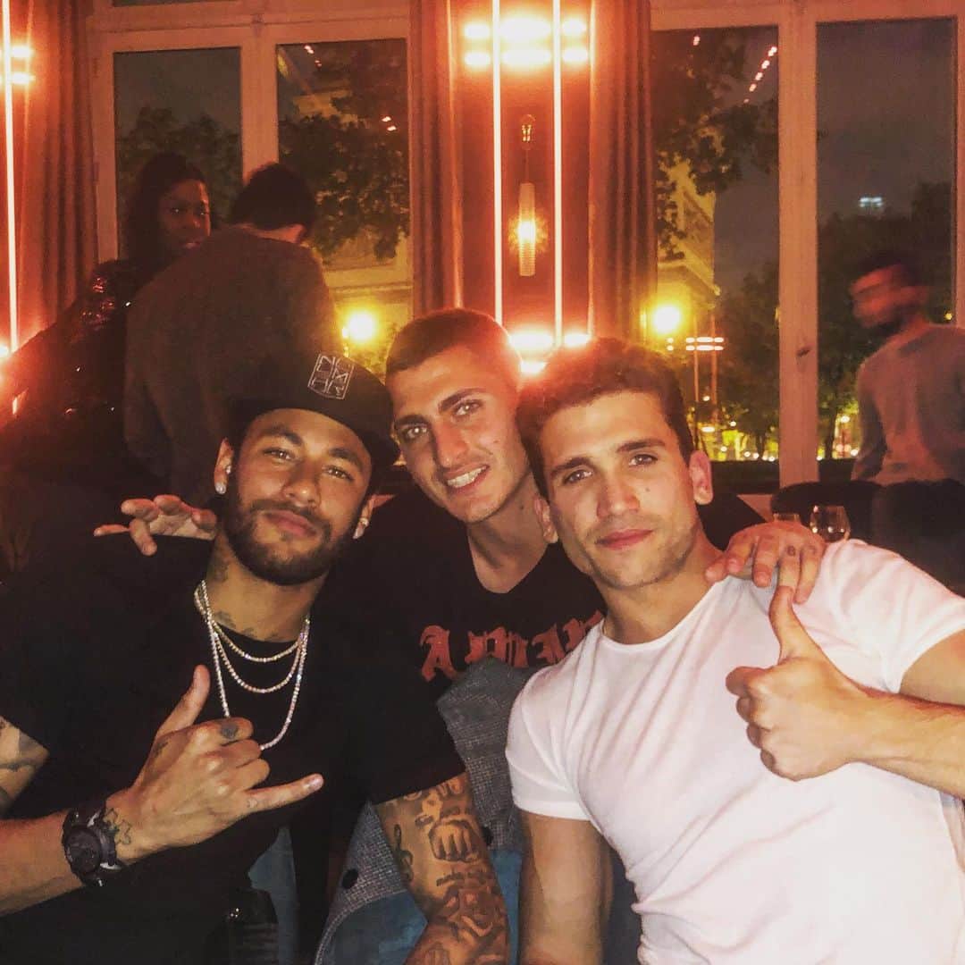 マルコ・ヴェッラッティのインスタグラム：「La casa de Paris @neymarjr @jaimelorentelo」