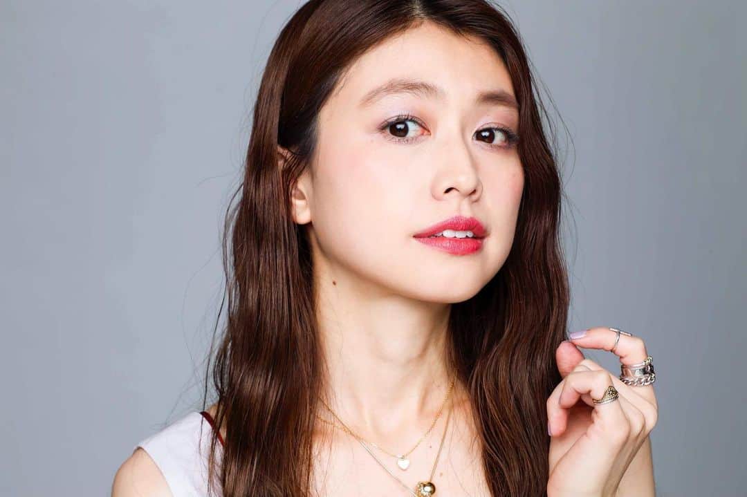 のインスタグラム：「三越伊勢丹美容ECサイトMEECO @meeco_meeco のイベントに行ってきました💜💜💜MEECOサイト内のTHE NEW MEのビジュアルからなりたいを探してそれに合わせたコスメを使ってメイクしてもらいました✨ヘアメイクは久し振りに石川さん @hairmake_ishikawayuki @threepeace2015  私が選んだNEW MEはこの日のワンピースに合わせてパープルのアイシャドウとしっかり発色するけど大人っぽいカラーのリップ💄パープルのアイシャドウは自分で使うのは少しハードルが高いな〜と思っていたのですが大人可愛いカラーのリップと合わせると透け感と血色の組み合わせがとてもいい感じでした💋💋コスメで新しい自分に出会えるとても楽しい時間でした‼️ B.Aのマグノリアというカラーオススメだよ🌼  #MEECO #newme #meecoコスメイベント #美的 #oggi #Domani  #beauty #cosmetics #cosme #ビューティ #コスメティック #コスメ #lip #lipstick #リップ #リップスティック #eyeshadow #cheek #アイシャドウ #チーク #オススメコスメ」