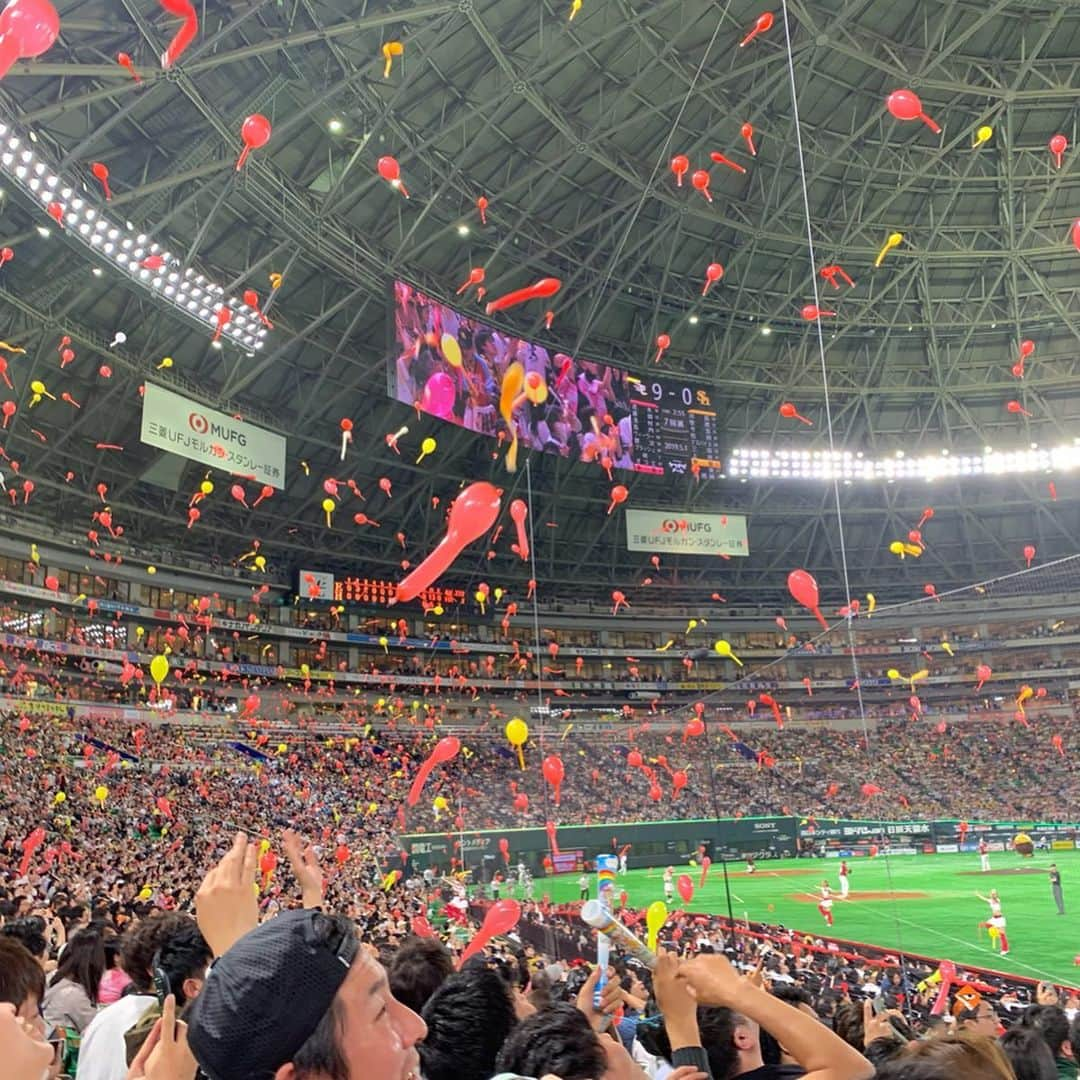 丹羽真由実さんのインスタグラム写真 - (丹羽真由実Instagram)「. . 令和元年5月1日 令和最初の一戦⚾️ 福岡ソフトバンクホークス対東北楽天ゴールデンイーグルスを観戦！！ . にわか面もらえたよ🥰🥰🥰 令和も沢山野球を楽しみます⚾️⚾️⚾️ . . #令和最初の一戦 #令和初日 #プロ野球 #野球 #baseball #野球観戦 #野球女子 #野球部マネージャー #⚾️ #ヤフオクドーム #福岡ソフトバンクホークス #東北楽天ゴールデンイーグルス #ギータハイボール #メロン味🍈#にわか面 #どんたくデー #思い出の日」5月19日 8時49分 - mayumi_niwa