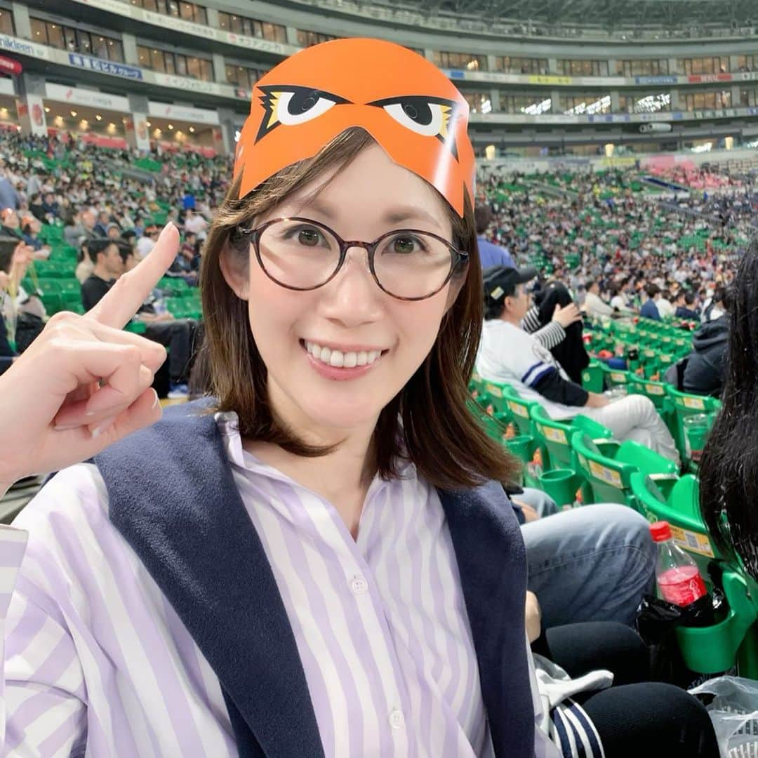 丹羽真由実さんのインスタグラム写真 - (丹羽真由実Instagram)「. . 令和元年5月1日 令和最初の一戦⚾️ 福岡ソフトバンクホークス対東北楽天ゴールデンイーグルスを観戦！！ . にわか面もらえたよ🥰🥰🥰 令和も沢山野球を楽しみます⚾️⚾️⚾️ . . #令和最初の一戦 #令和初日 #プロ野球 #野球 #baseball #野球観戦 #野球女子 #野球部マネージャー #⚾️ #ヤフオクドーム #福岡ソフトバンクホークス #東北楽天ゴールデンイーグルス #ギータハイボール #メロン味🍈#にわか面 #どんたくデー #思い出の日」5月19日 8時49分 - mayumi_niwa