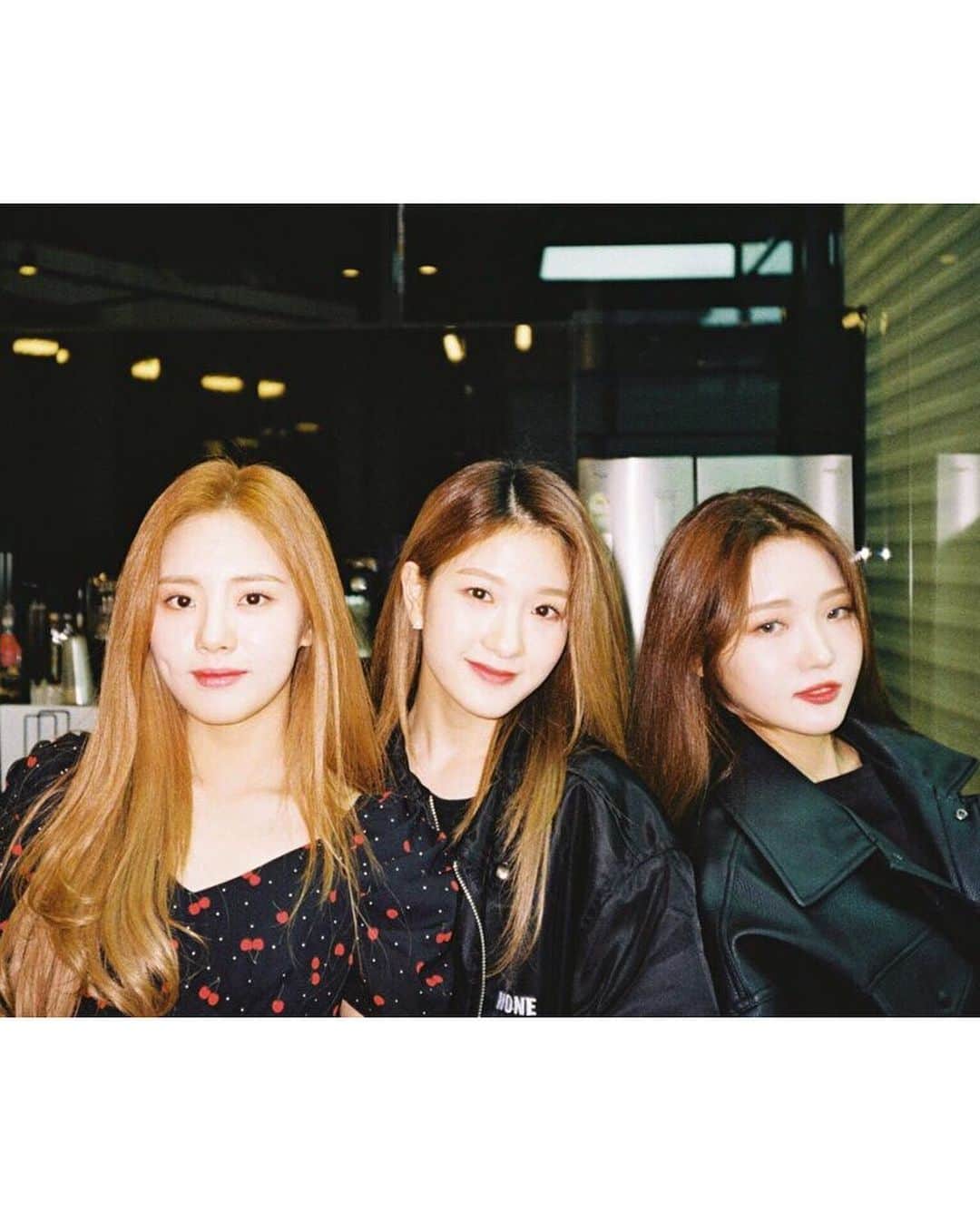 Mnetさんのインスタグラム写真 - (MnetInstagram)「⠀⠀⠀ 플로버 굿모닝!! 롬쌔도 일본 잘 도착했구요오 플로버가 눈 뜨자마자 더 행복한 주말을 맞이하기 위해 엄청난 선물 폭탄을 들고 왔어요🤟🏻 크흐흐 tmi 영상에서 말했던 제 취미를 공유해 볼까 하는데요 너무 많은 사진이 있지만 차근히 보여드릴 테니 쮸욱 기대해줘욥 첫 타자는 안정즈..👩‍👧‍👧 ⠀⠀⠀ #롬롬필름 #안정즈 #사진찍을때만큼은금손🖐🏻✨」5月19日 8時55分 - officialfromis_9
