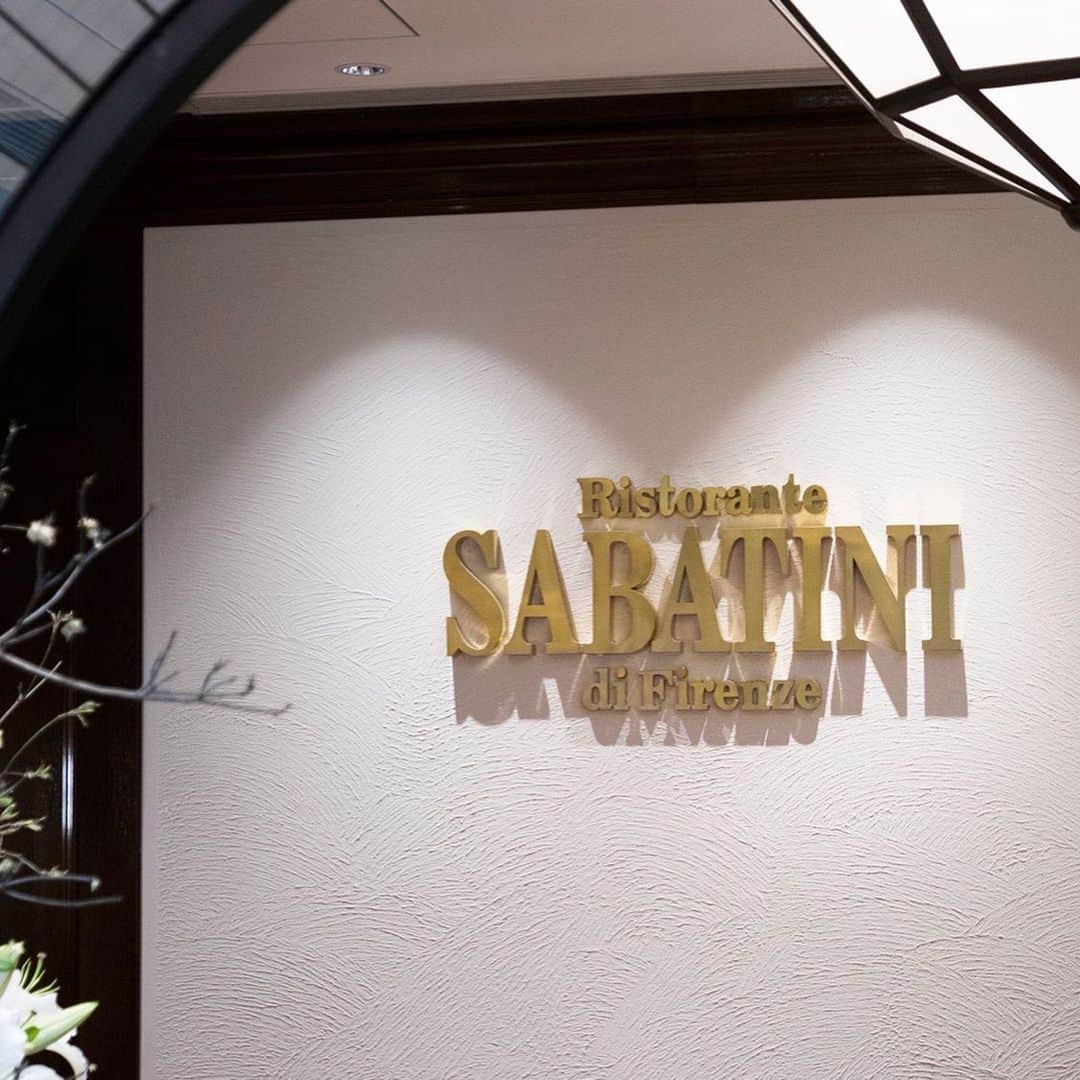 berlucchiwinejpさんのインスタグラム写真 - (berlucchiwinejpInstagram)「ベルルッキ公式SNSでは、毎月ベルルッキが飲める🥂レストランをご紹介しています。  今日ご紹介するレストランはコチラ 【サバティーニ・ディ・フィレンツェ東京】  約100年の伝統を誇る、イタリア フィレンツェ本店の味をそのままに、ミシュランの星を獲得した実力店で腕を磨いたバルディシェは、年に一度はイタリアに帰国し、今のイタリア料理の味を学び、吸収。そこで受けた新たな刺激を持ち帰り、料理は進化を続けています。東京で正統派の味を極めた数少ないリストランテです。  #リストランテ #レストラン #ベルルッキが飲めるお店 #SABATINI #フィレンツェが本店 #スパークリングワイン」5月19日 8時56分 - berlucchiwinejp