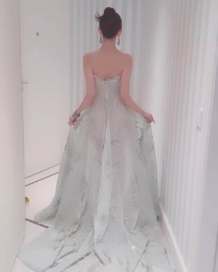 クアン・シャオトン（Guan Xiaotong）のインスタグラム：「Day 2 @festivaldecannes Dressed by  @georgeshobeika couture and @chopard #cannes2019 Let’s go～❤️」