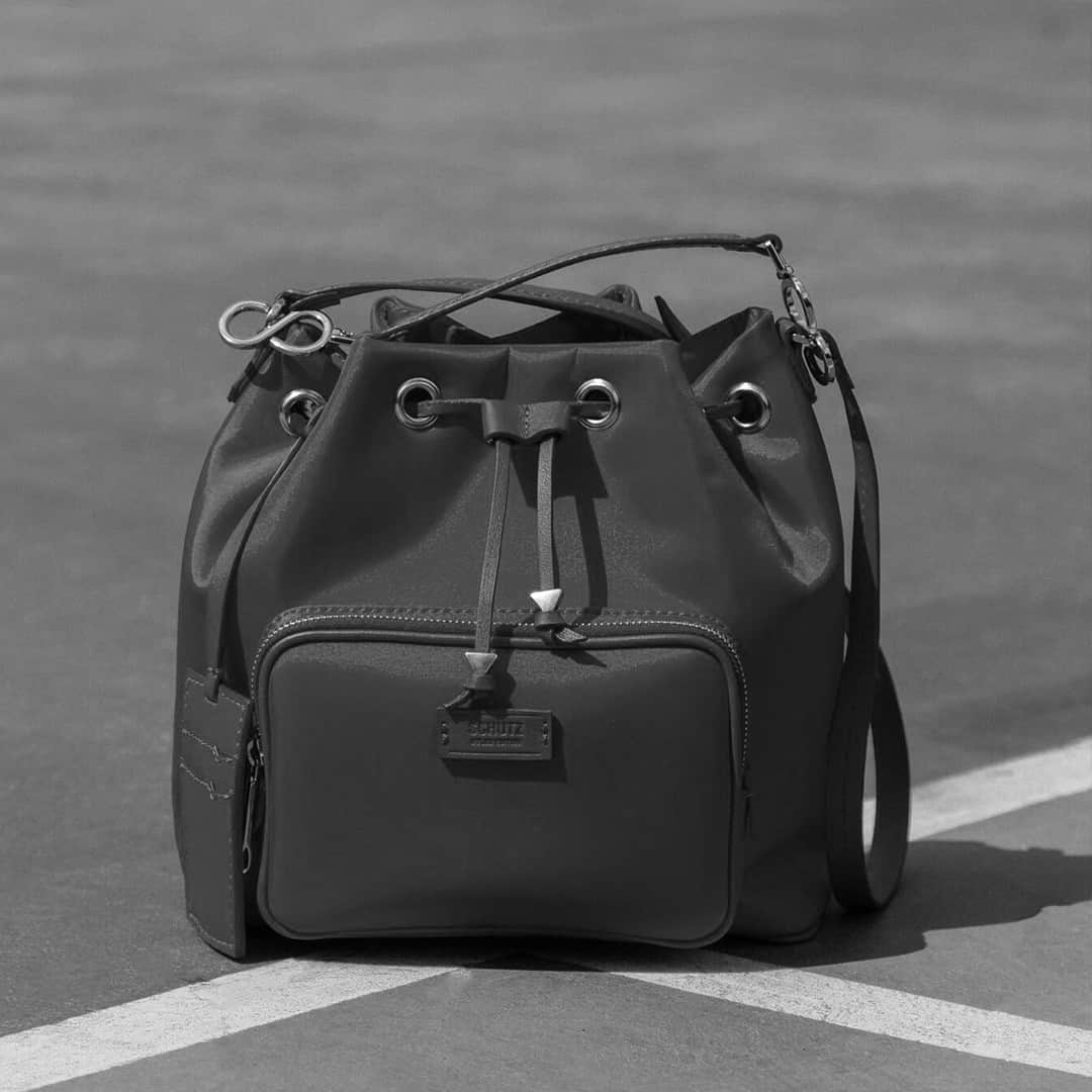 Schutzのインスタグラム：「Saturday Love 🖤. #schutzbylonedition #schutzhandbags」