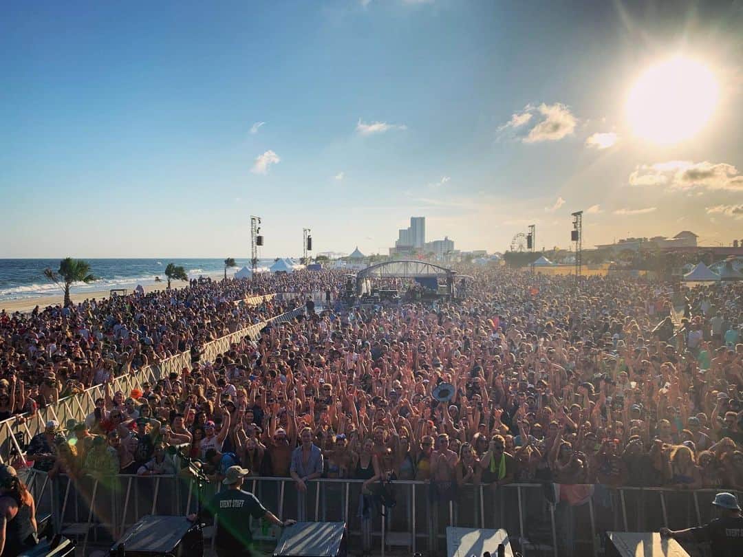 Jimmy Eat Worldさんのインスタグラム写真 - (Jimmy Eat WorldInstagram)「Thanks for hanging out with us today! You were a lovely crowd. @hangoutfest」5月19日 9時00分 - jimmyeatworld