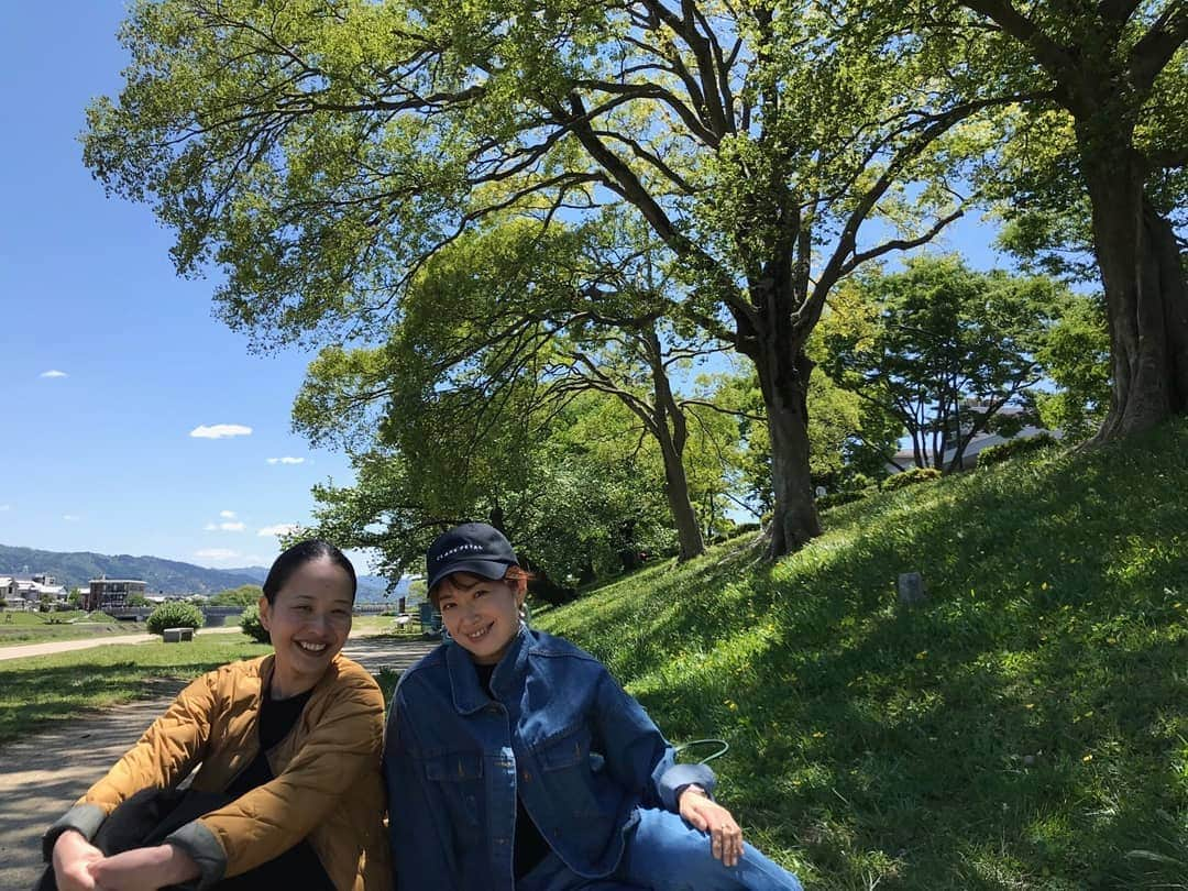 村治佳織さんのインスタグラム写真 - (村治佳織Instagram)「Have a happy sunday to all of you.  風薫る５月。朝のお散歩が楽しくて仕方ありません。　 この写真は、GWのとき。　 鴨川でピクニックをしましょうと提案してくれる素敵なご夫妻が友人でいてくれるなんて、こんな幸せなことが人生にはあります(^-^) 今日も、今日しかない１日を有意義に過ごします。 #kyoto  #kamoriver  #５月の思い出  #最高のピクニック日和 #最近お気に入りの　 #上下デニムコーデ #キャップもなにげに好き　 #なにげに？　 #いやかなり好き　 #このキャップどこかに置き忘れ　 #出てきて～」5月19日 9時03分 - kaorimurajiofficial